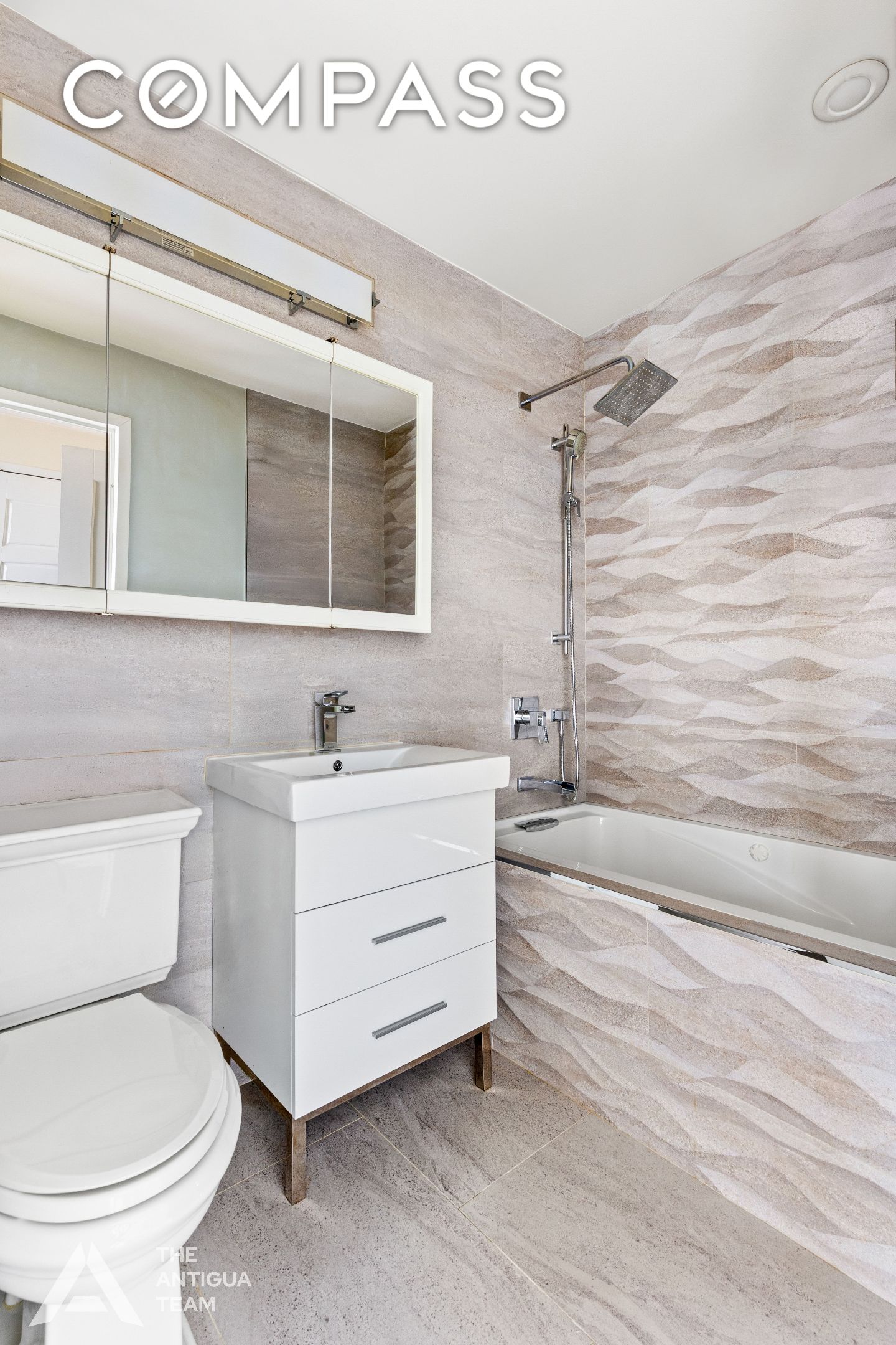 #8 photo, 635 W 42nd Street, マンハッタン Hell's Kitchen , NY 10036