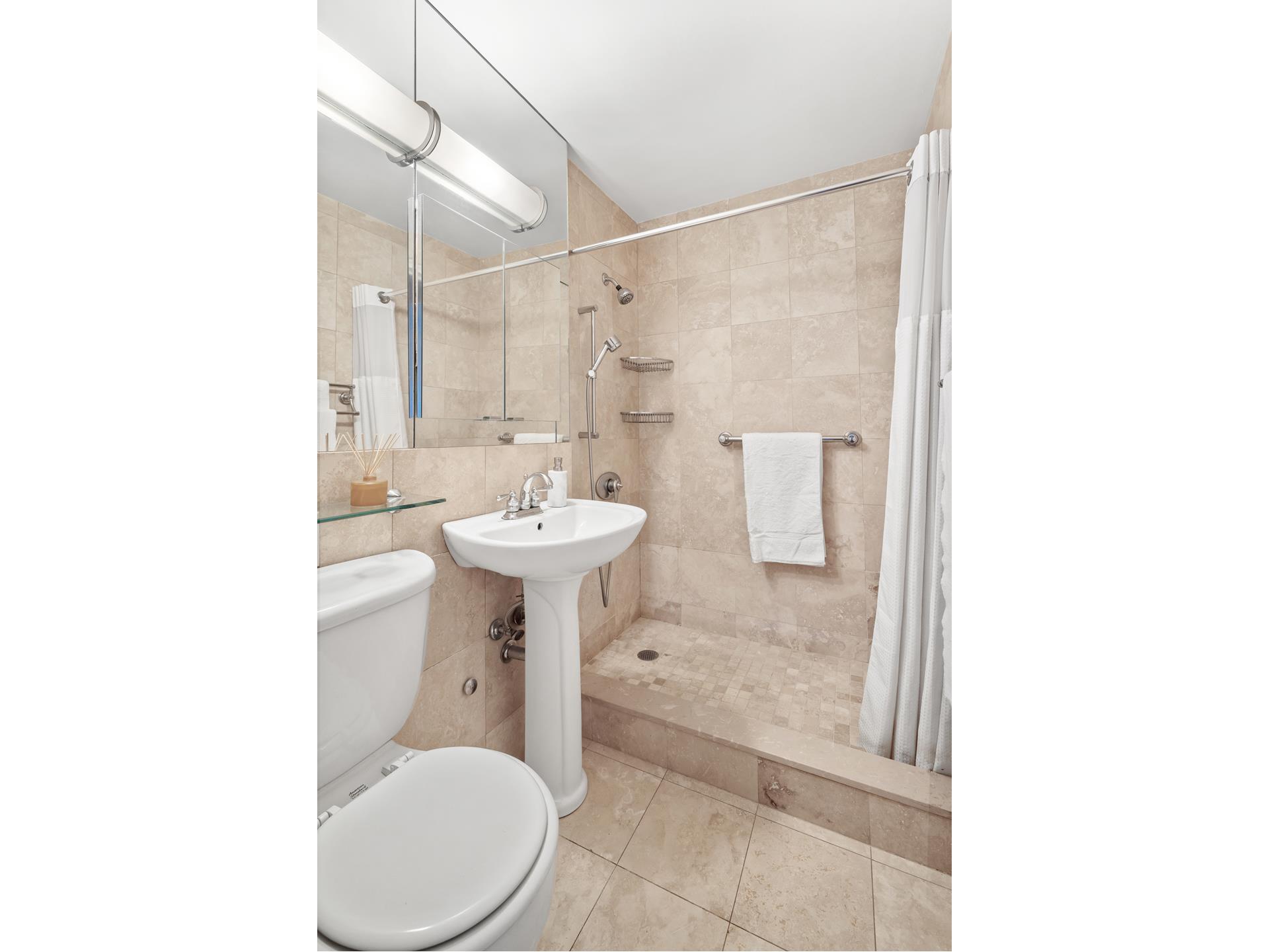 #8 photo, 165 W 66TH Street, マンハッタン Lincoln Square , NY 10023