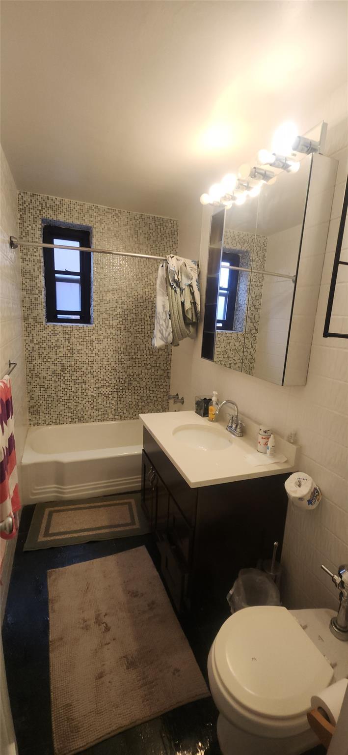 #12 photo, 90-11 Northern Boulevard, كوينز Jackson Heights , NY 11372