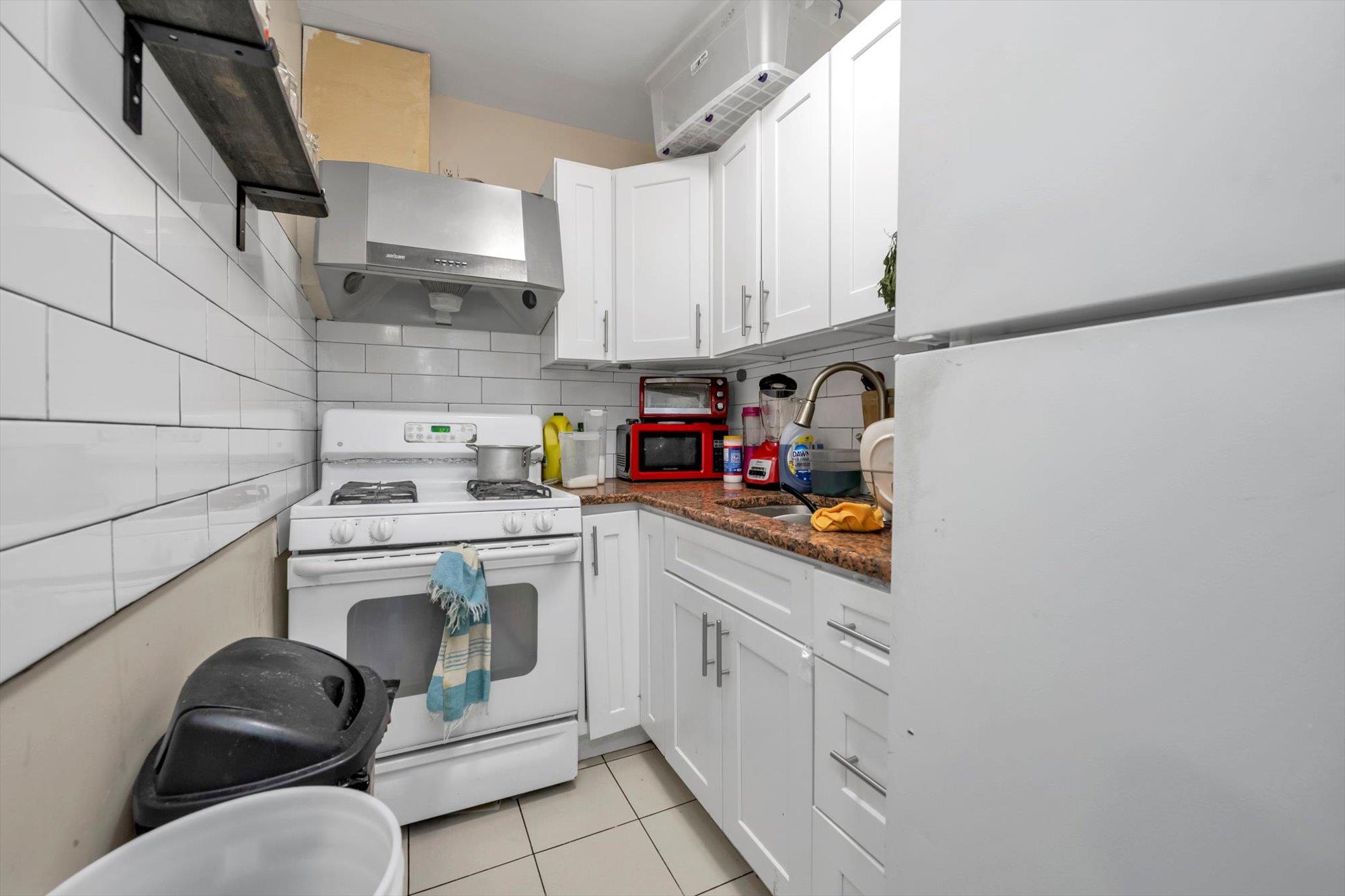 #11 photo, 100-18 40TH Road, クイーンズ区 Corona , NY 11368