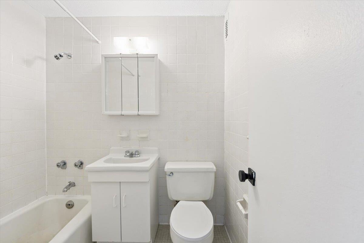 #17 photo, 2550 Olinville Avenue, ブロンクス区 Bronx , NY 10467