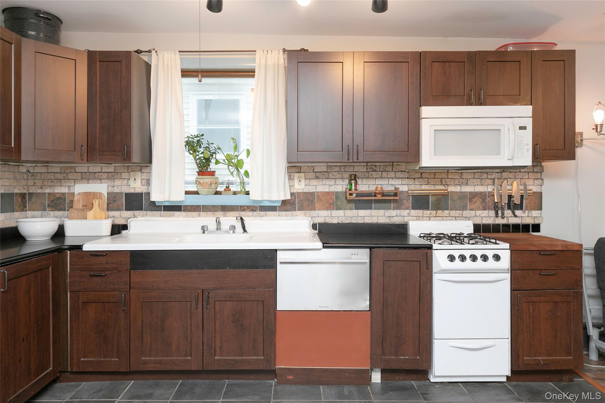 #8 photo, 68 Tier Street, Bronx , NY 10464