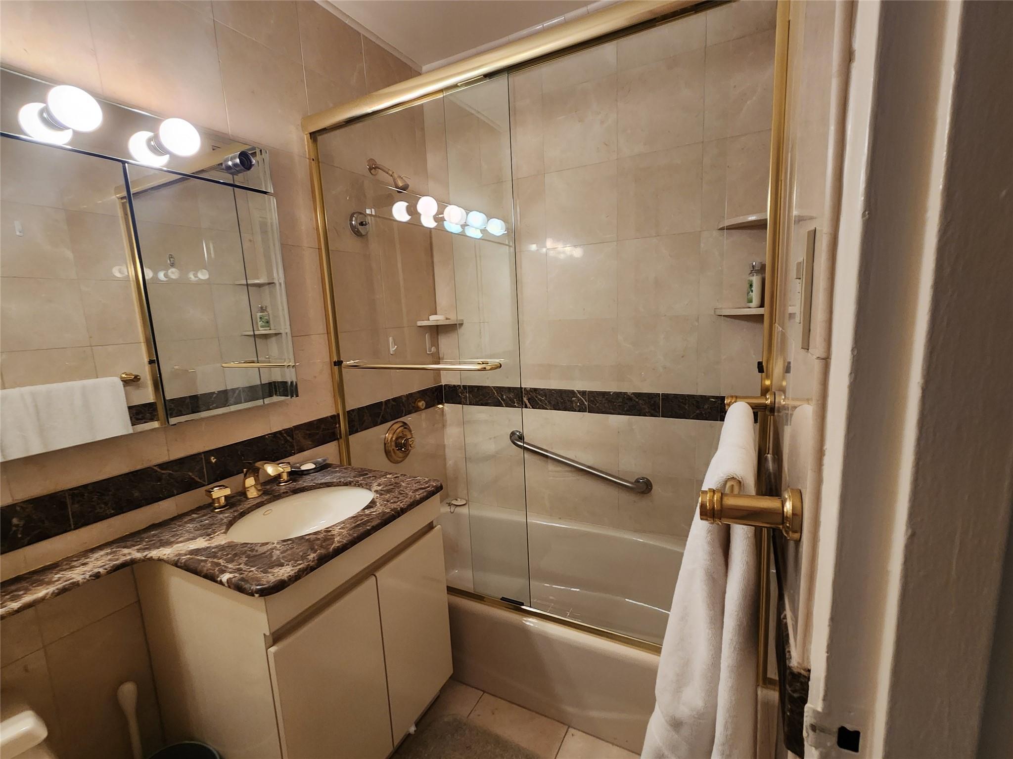 #5 photo, 18-15 215th Street, クイーンズ区 Bayside , NY 11360