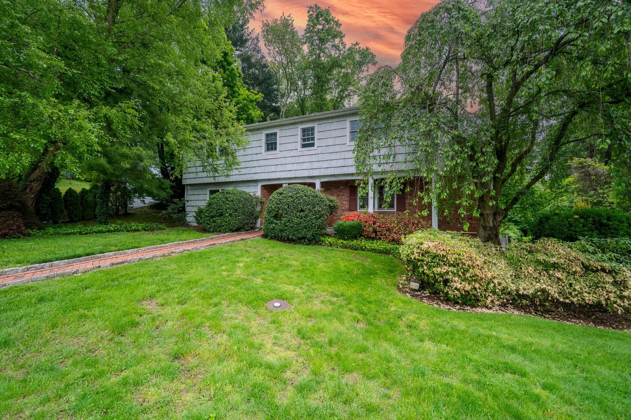 #2 photo, 10 Hickory Lane, Glen Cove , NY 11542