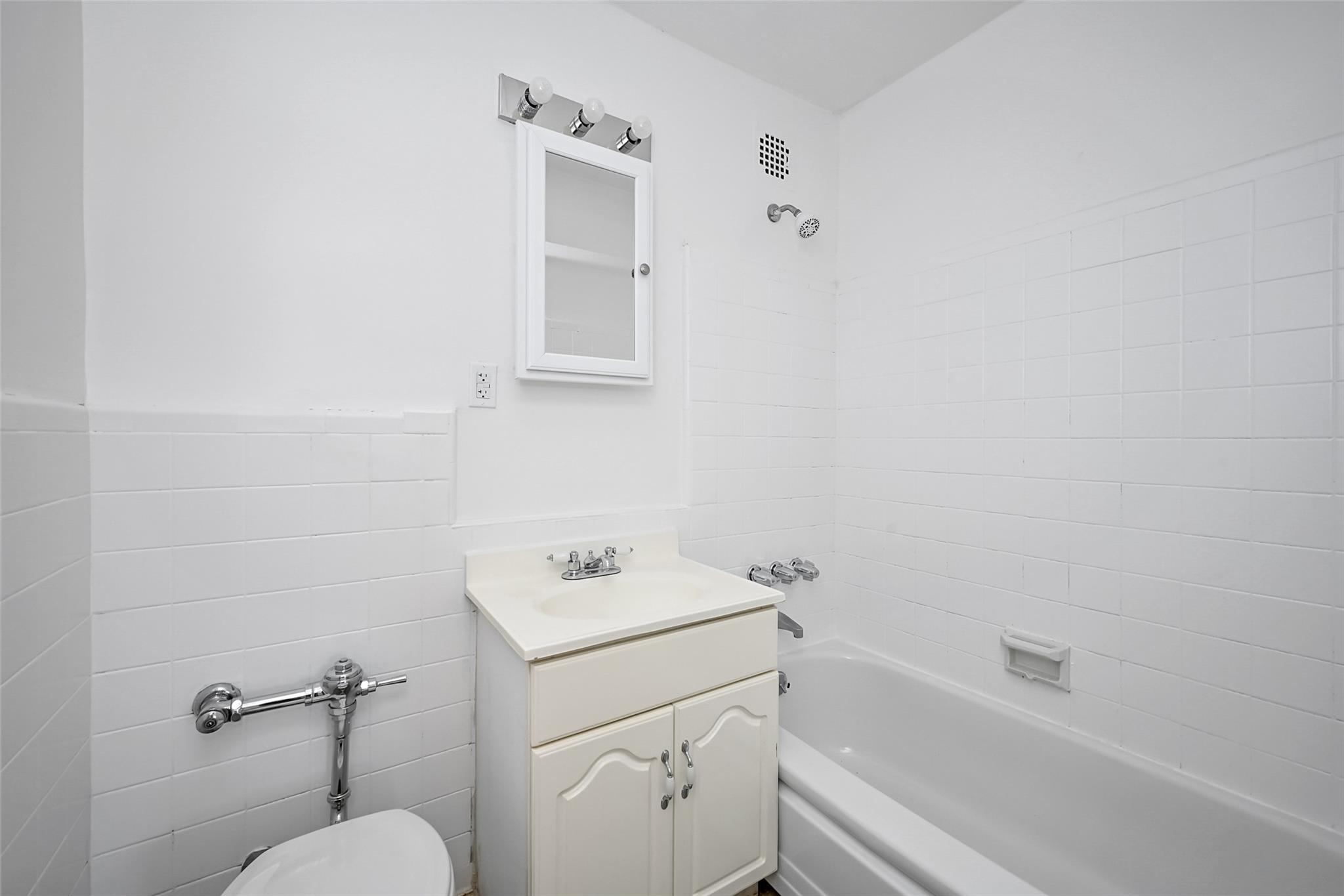 #16 photo, 99-10 60th Avenue, クイーンズ区 Corona , NY 11368