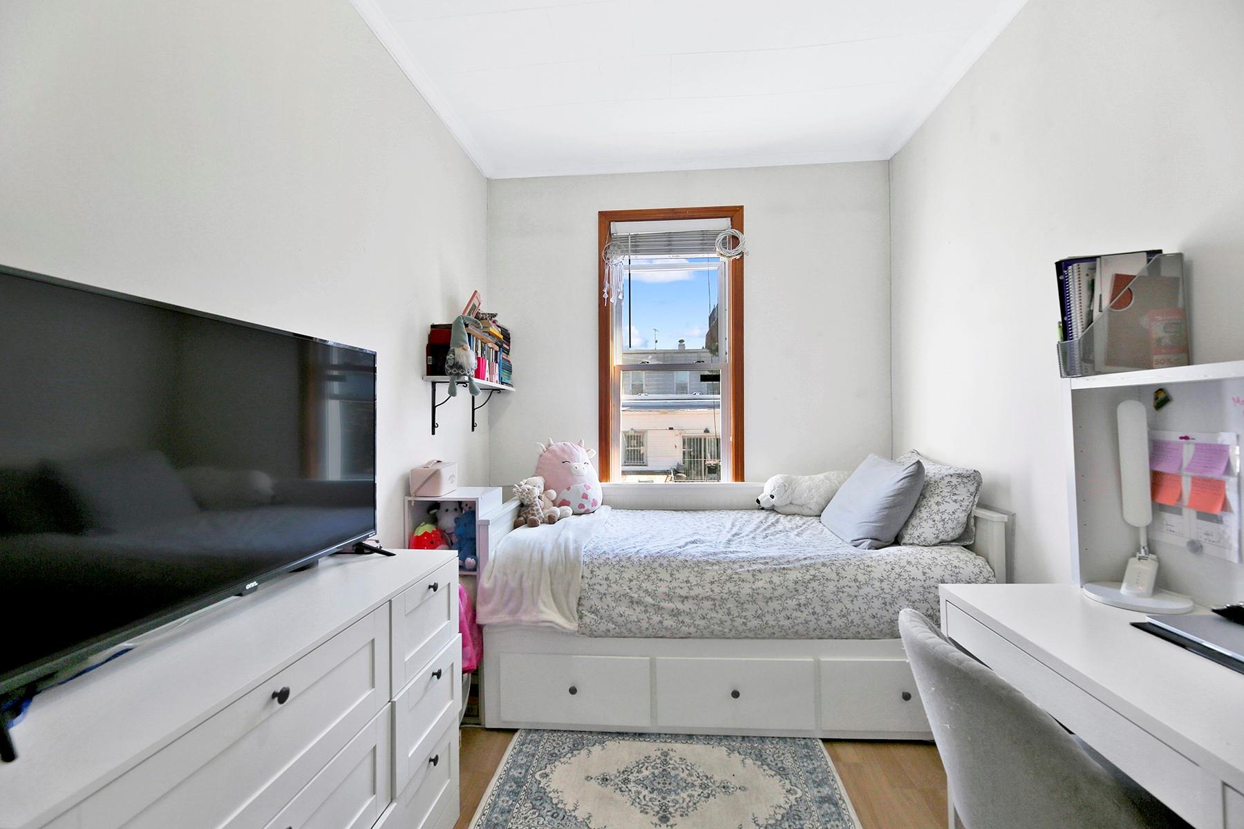 #12 photo, 68-21 75 Street, Куинс ‖ Middle Village , NY 11379