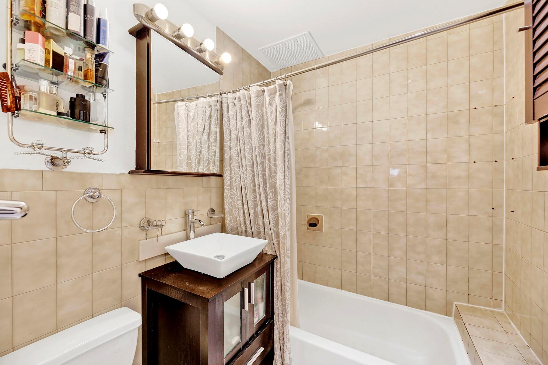 #3 photo, 68-21 75 Street, Куинс ‖ Middle Village , NY 11379