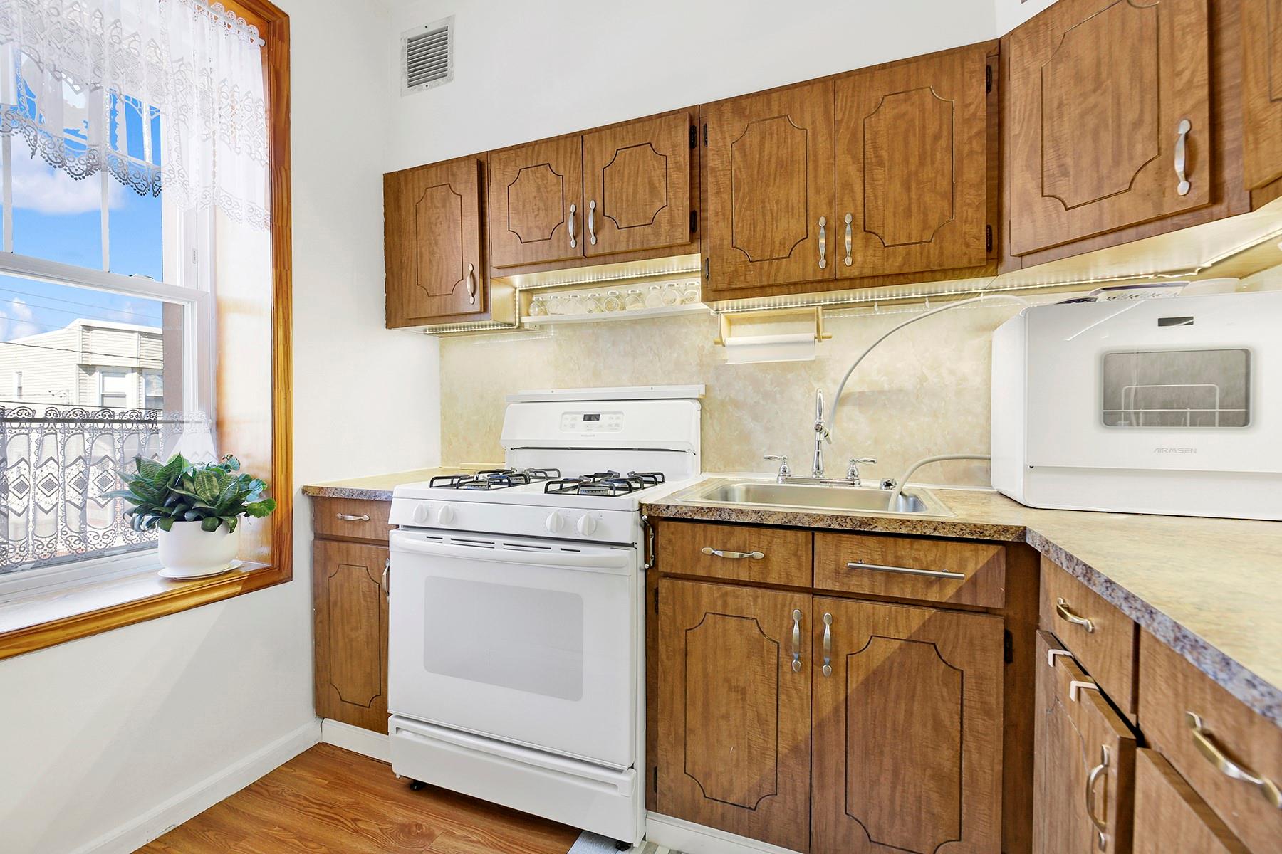 #8 photo, 68-21 75 Street, Куинс ‖ Middle Village , NY 11379