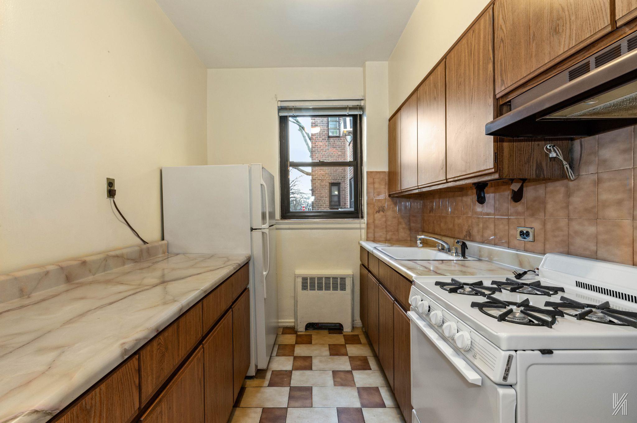 #5 photo, 22-60 79th Street, クイーンズ区 East Elmhurst , NY 11370