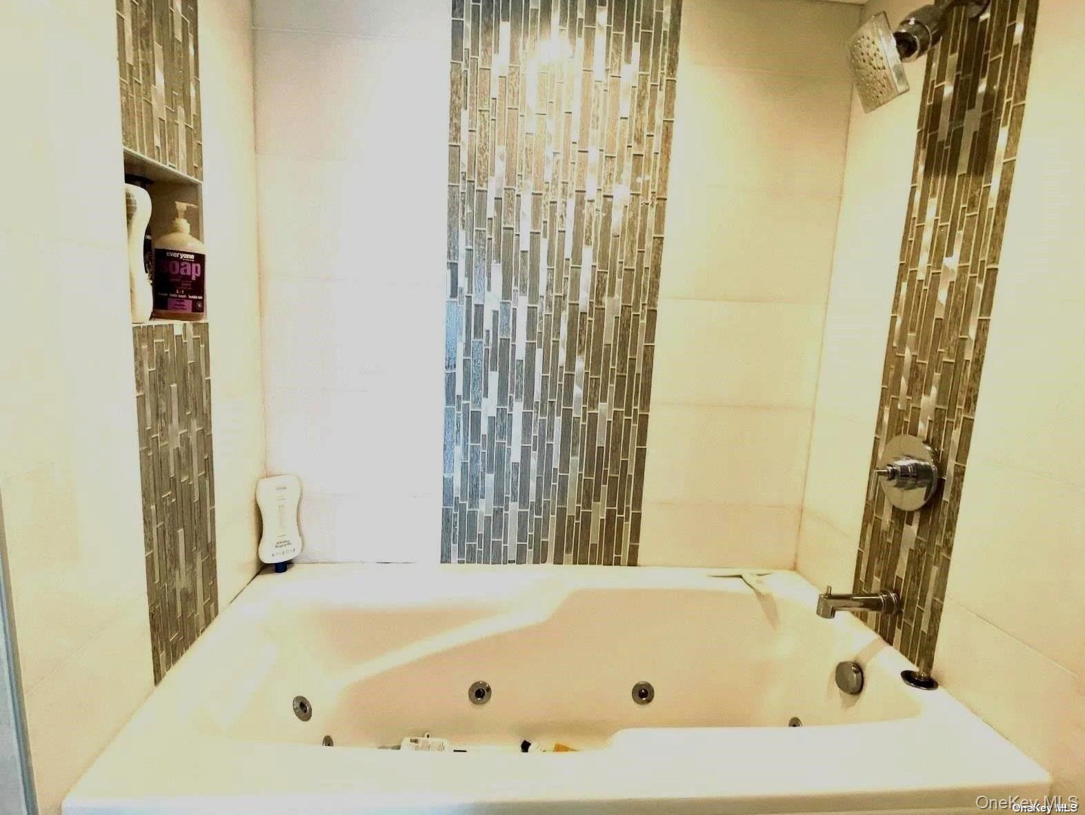 #13 photo, 170 W Broadway, ナッソー郡 Long Beach , NY 11561