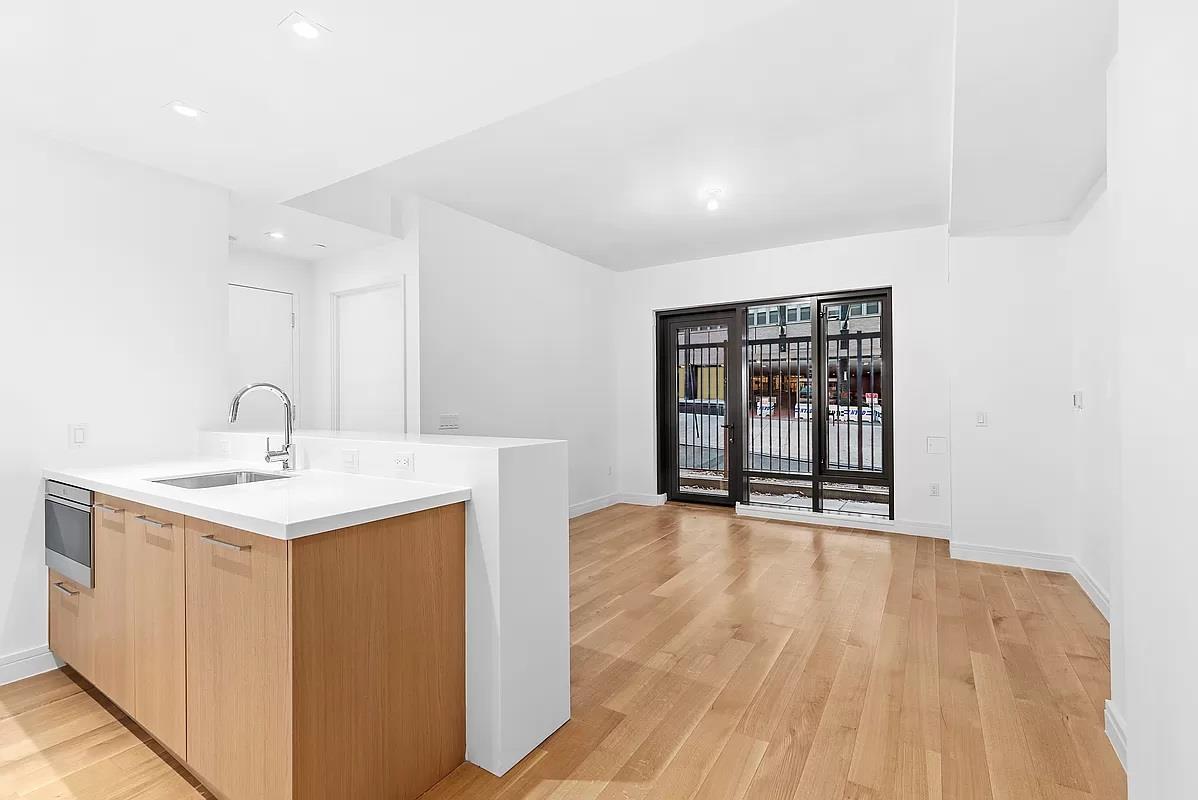 #4 photo, 230 E 20TH Street, マンハッタン Gramercy Park , NY 10003