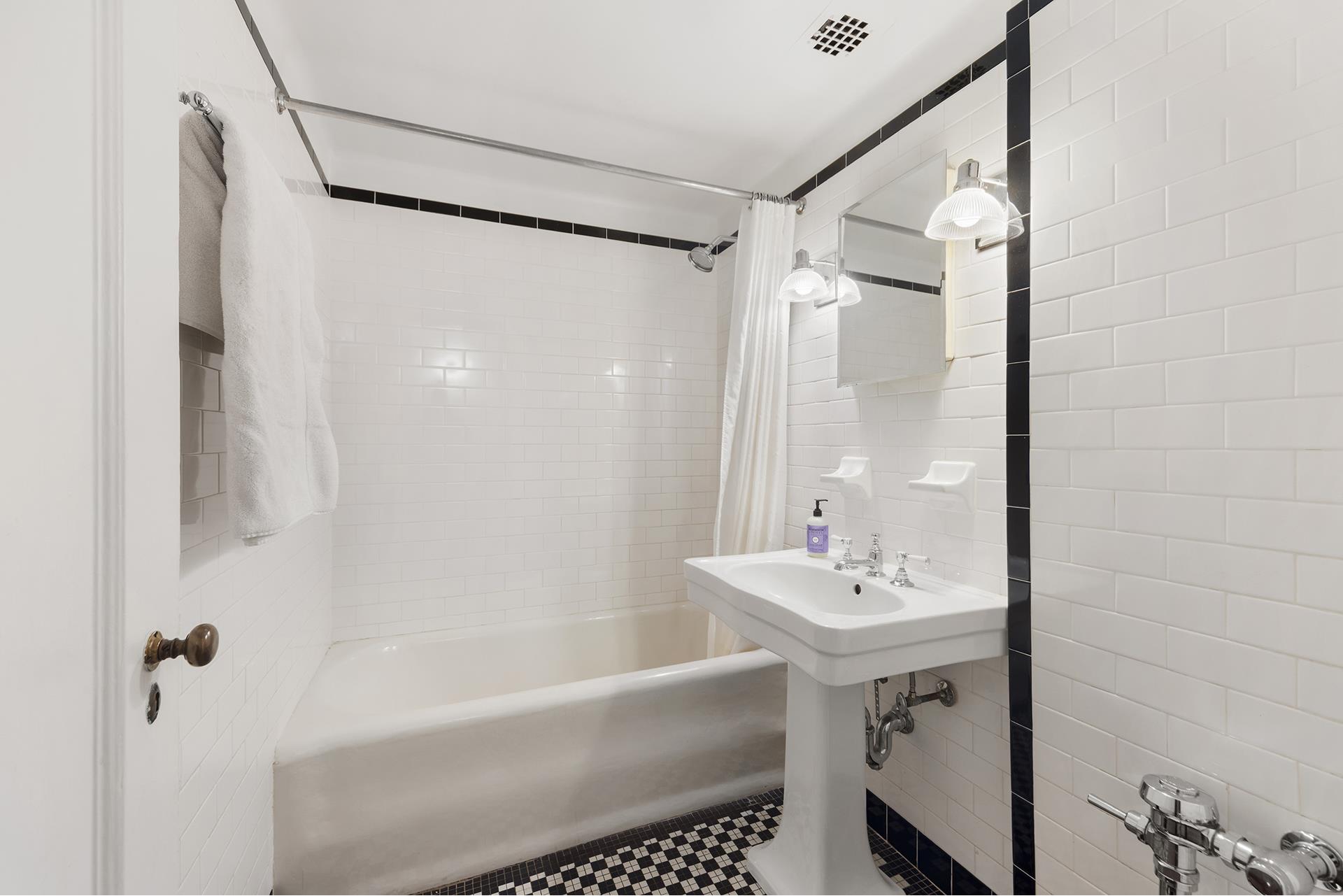 #16 photo, 405 W 23RD Street, マンハッタン Chelsea , NY 10011