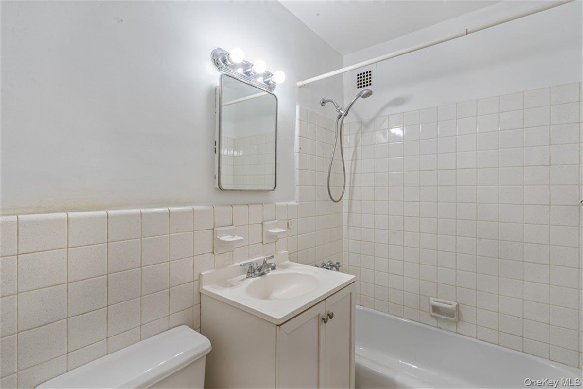 #19 photo, 90-50 Union Turnpike, Glendale , NY 11385