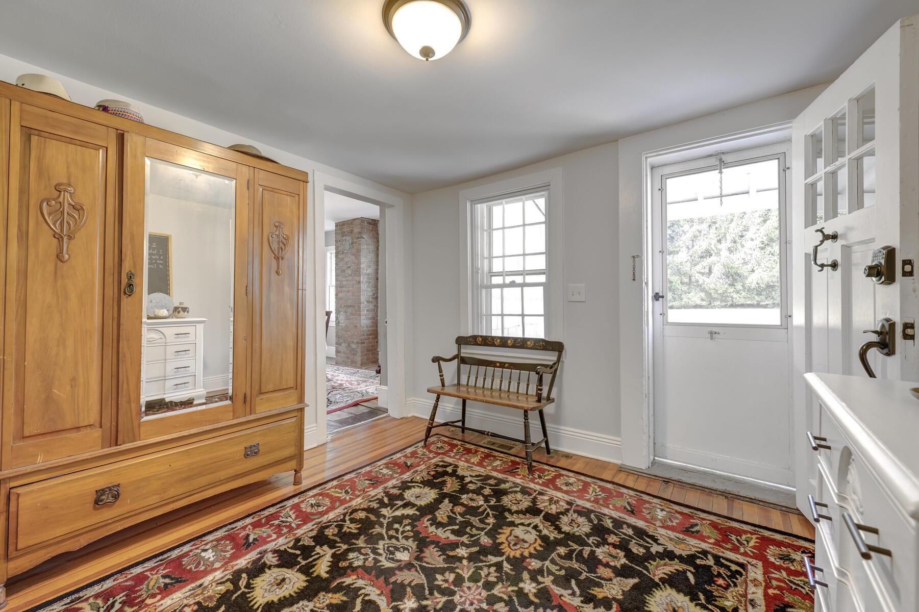 #8 photo, 180 Post Road, Old Westbury , NY 11568