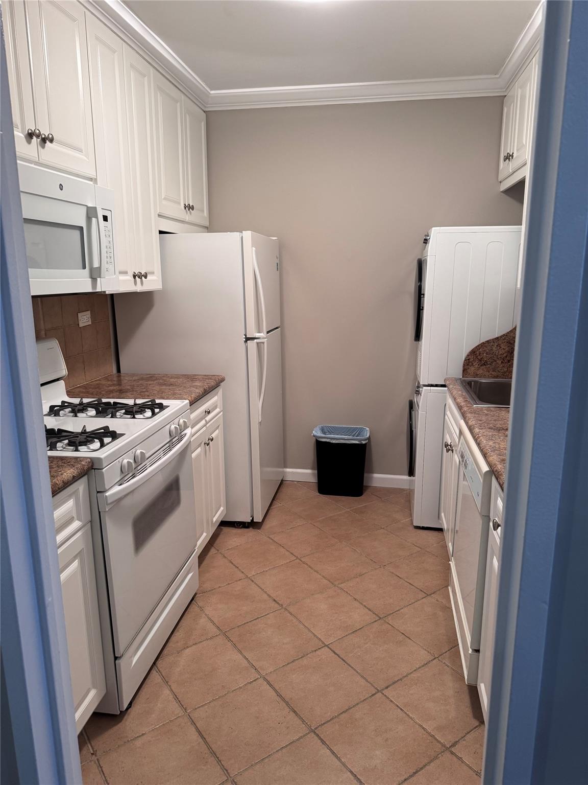 #5 photo, 269-10 GRAND CENTRAL PARKWAY, クイーンズ区 Floral Park , NY 11005