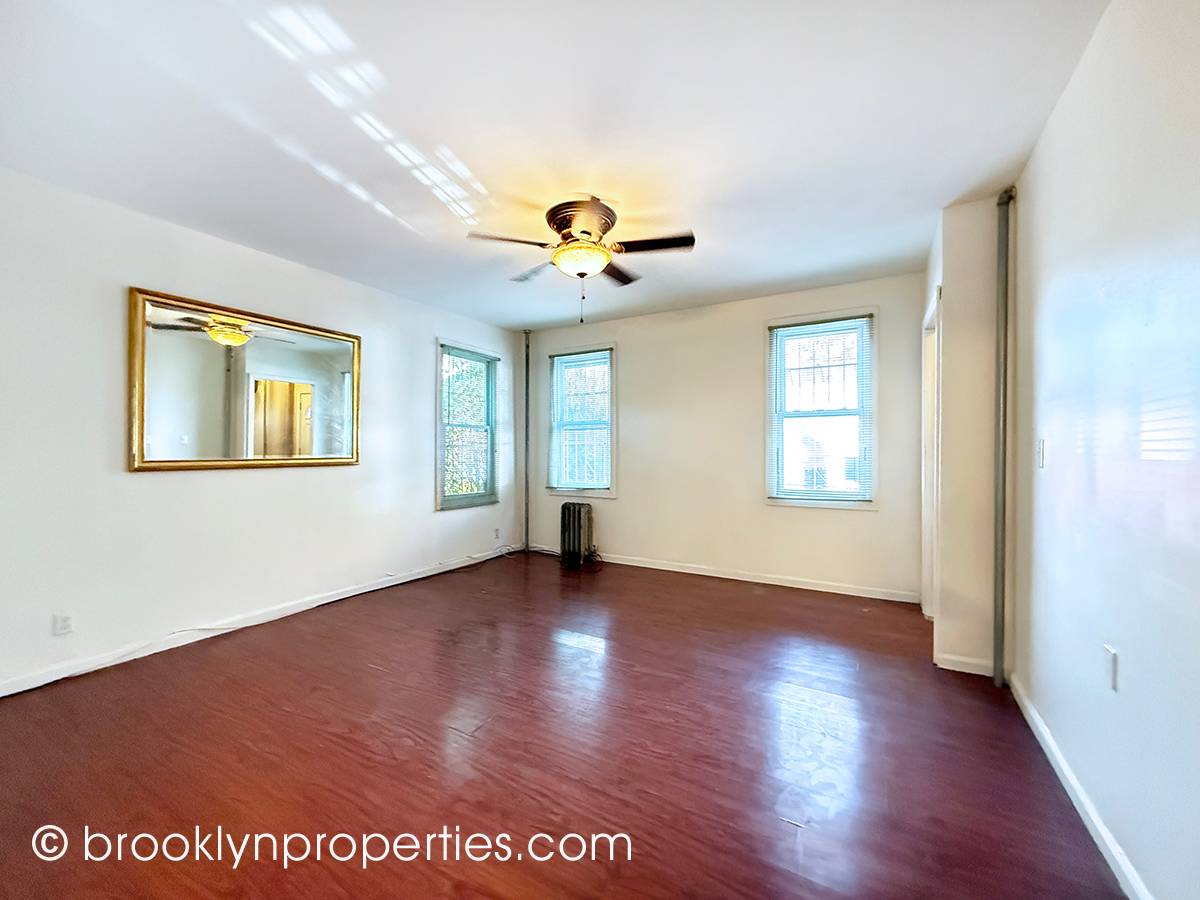 #3 photo, 2906 Voorhies Avenue, ブルックリン区 Sheepshead Bay , NY 11235