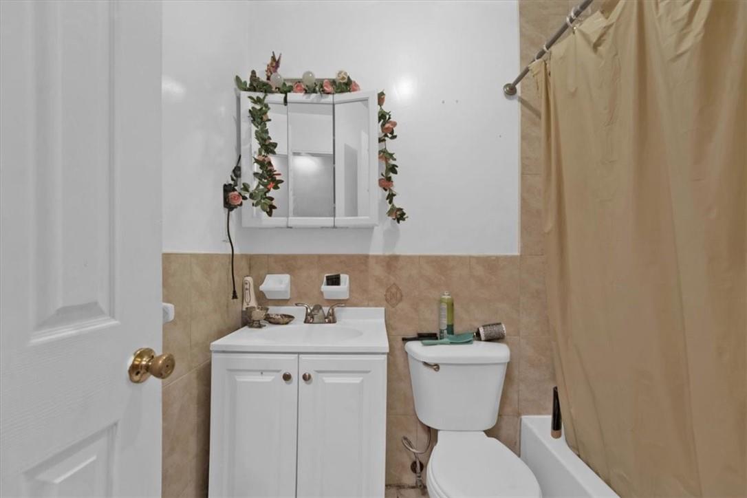 #20 photo, 931 E 216th Street, Bronx , NY 10469