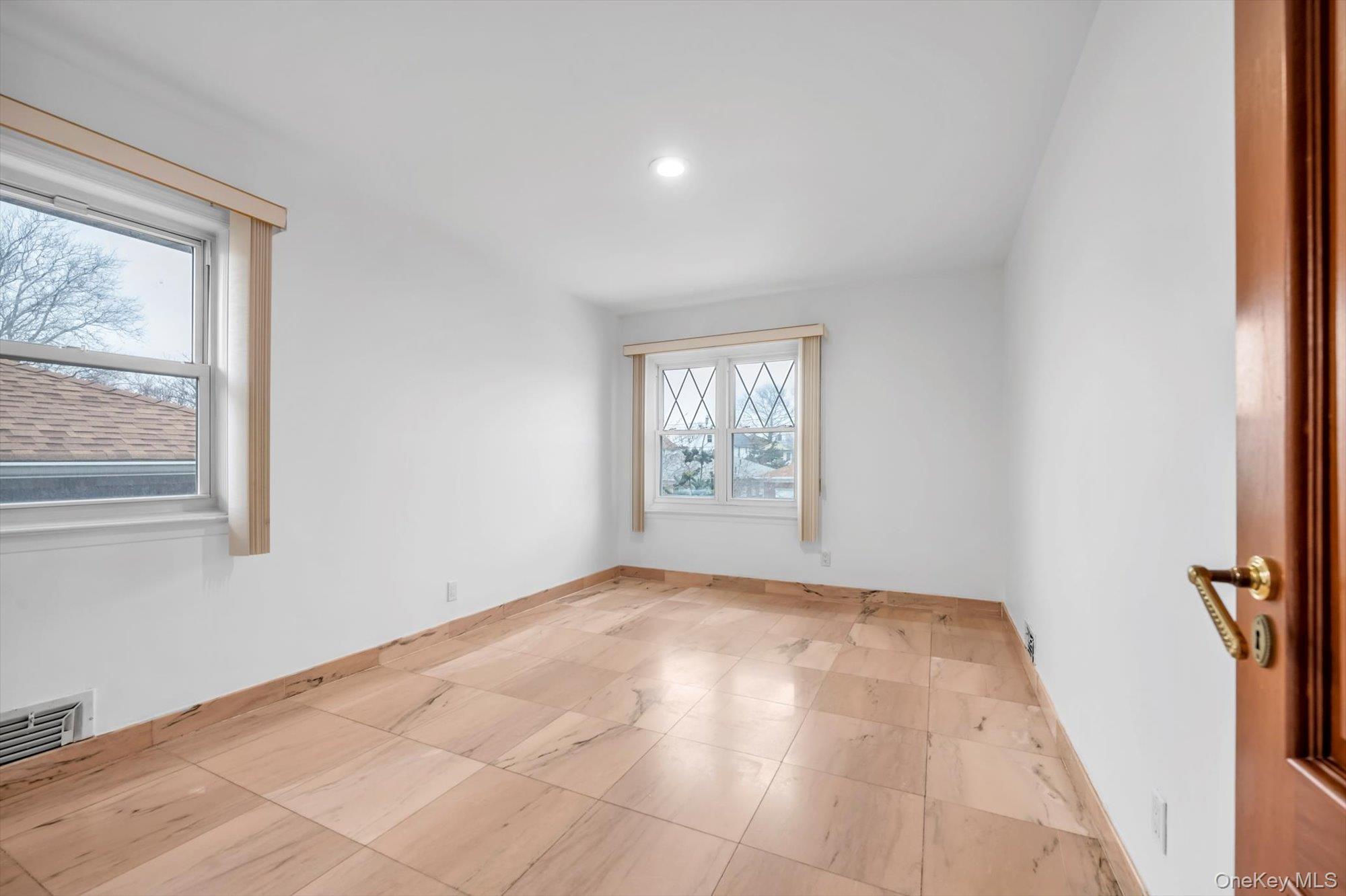 #11 photo, 3-28 149th Place, クイーンズ区 Whitestone , NY 11357