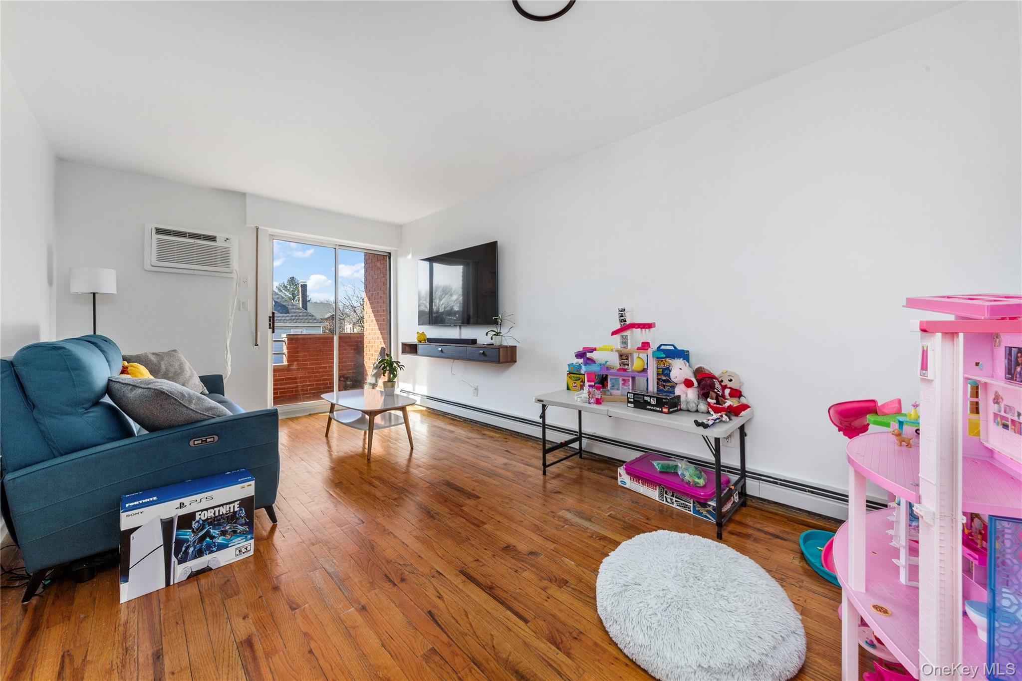 #13 photo, 66-14 49th Avenue, كوينز Woodside , NY 11377