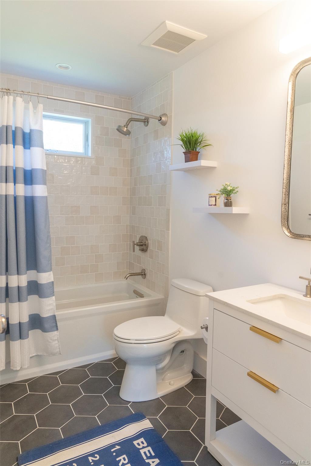 #15 photo, 550 Madison Avenue, Greenport , NY 11944