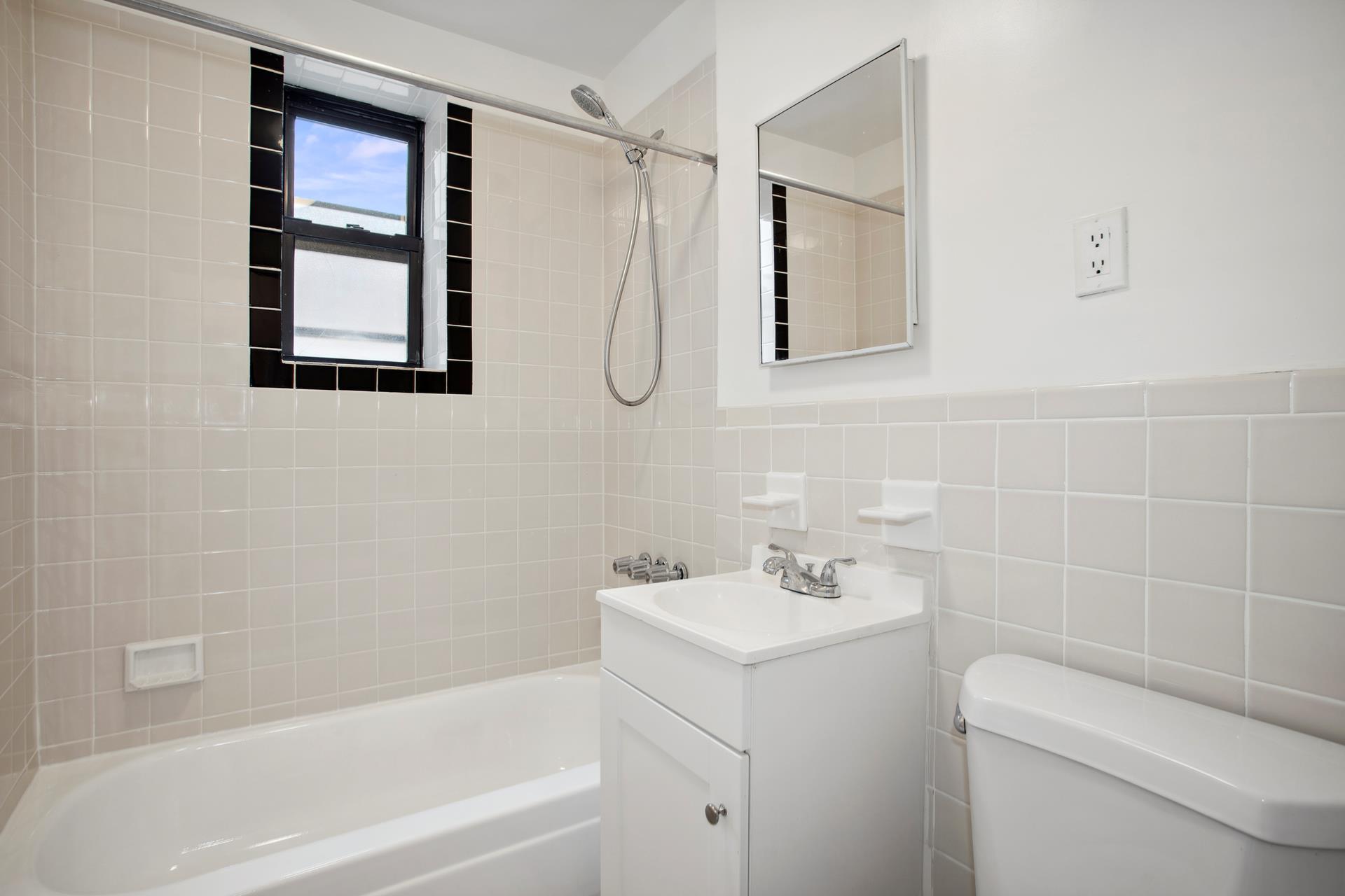 #7 photo, 4489 BROADWAY, マンハッタン Hudson Heights , NY 10040