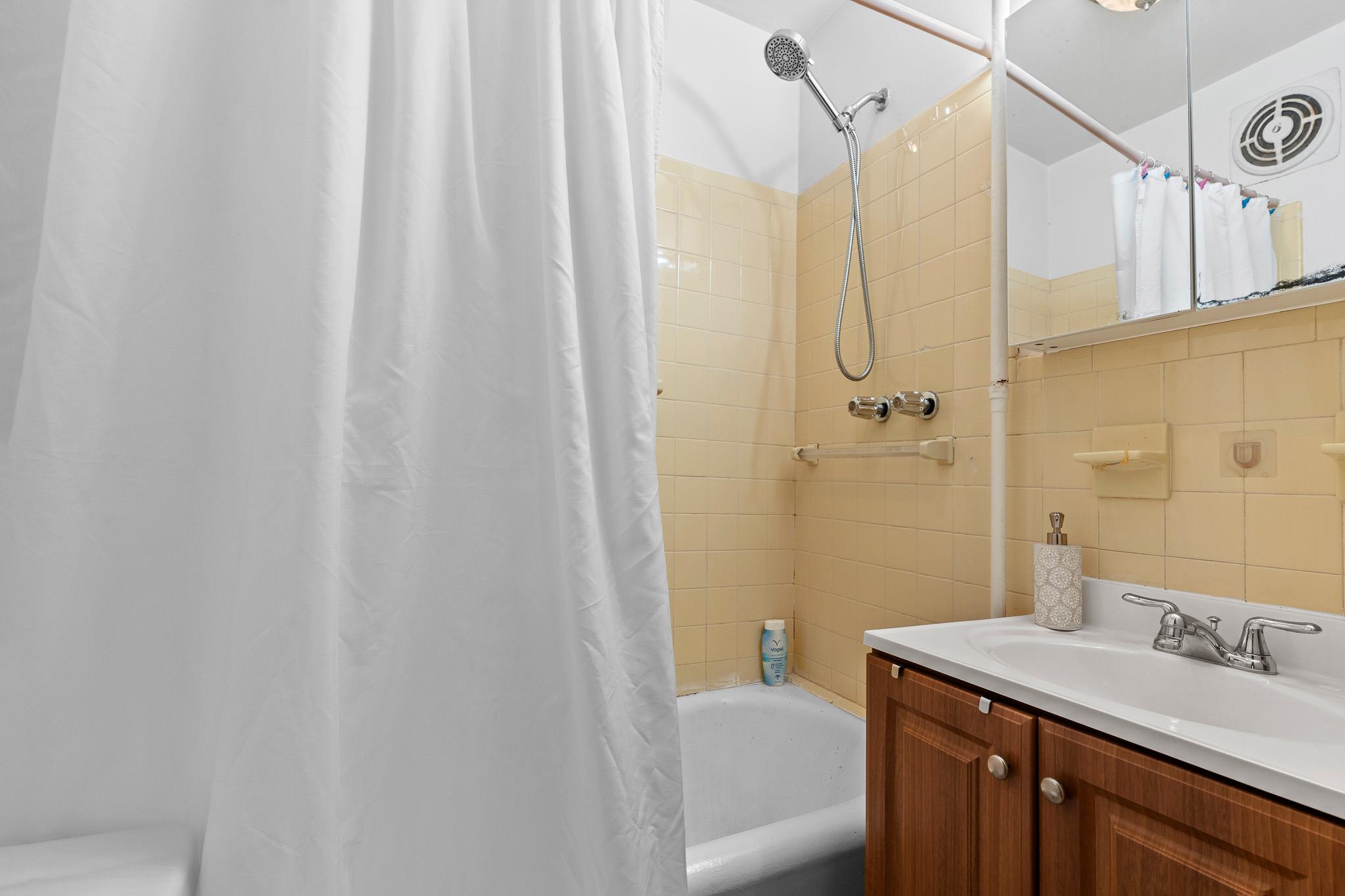 #12 photo, 4612 25th Avenue, كوينز Astoria , NY 11103