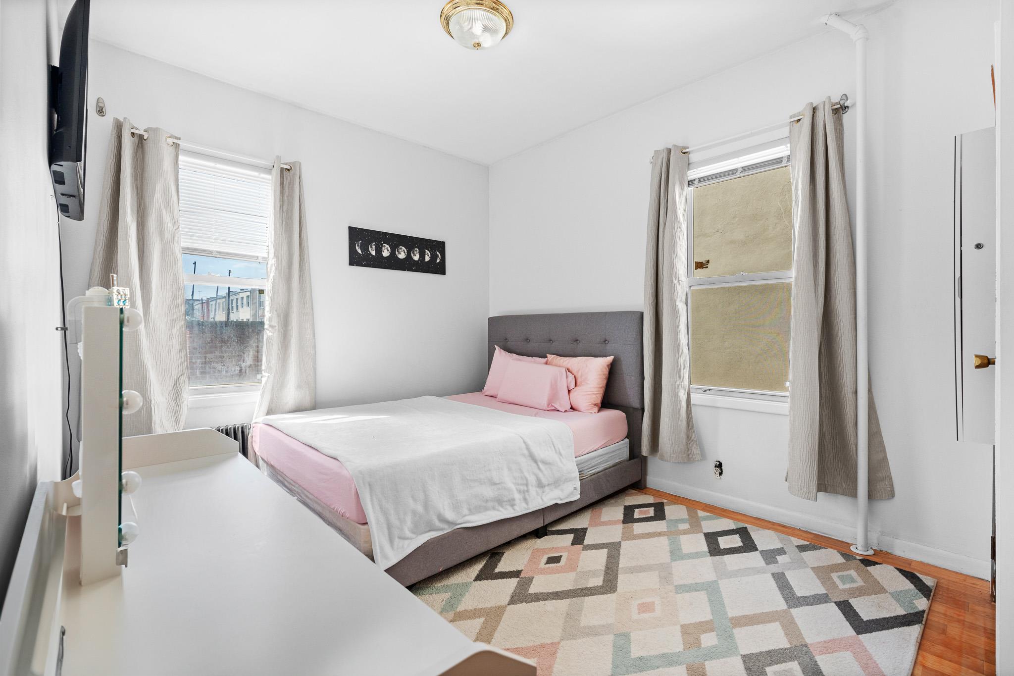 #13 photo, 4612 25th Avenue, كوينز Astoria , NY 11103