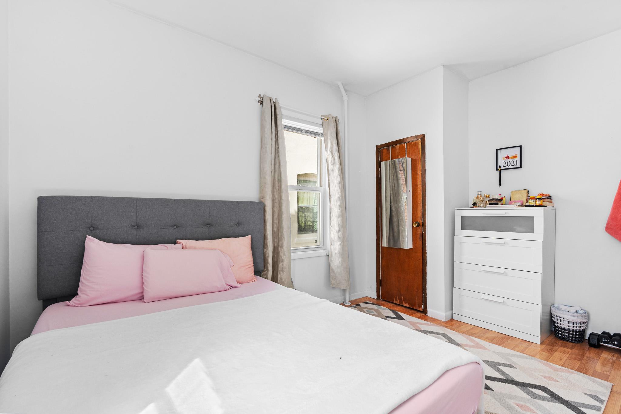 #14 photo, 4612 25th Avenue, كوينز Astoria , NY 11103