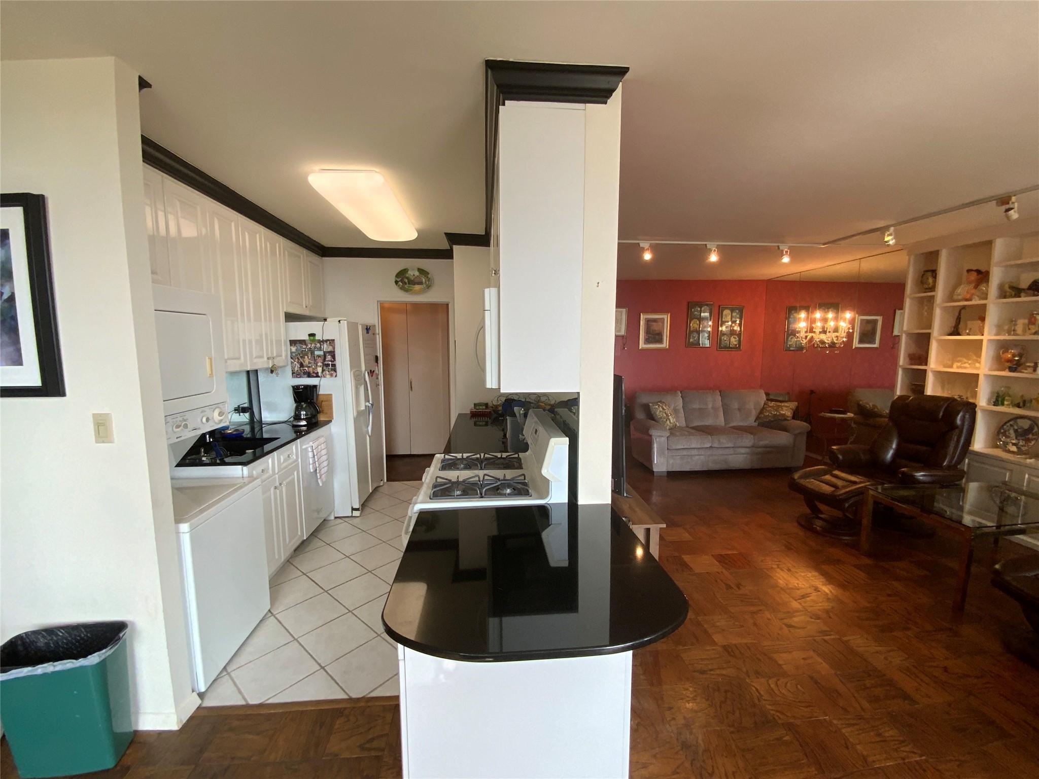 #6 photo, 27010 Grand Central Parkway, クイーンズ区 Floral Park , NY 11005