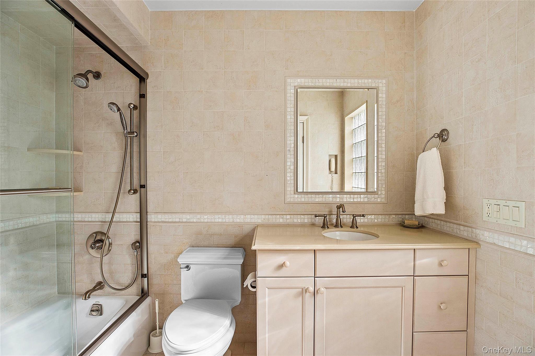 #15 photo, 104 Grosvenor, كوينز Douglaston , NY 11363