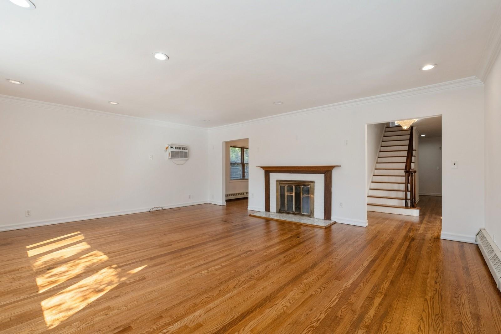 #5 photo, 193-03 85th Road, Holliswood , NY 11423