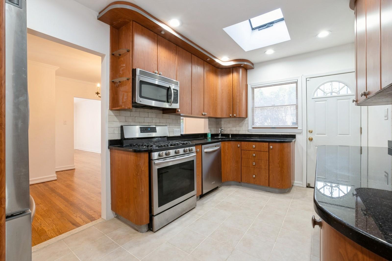 #6 photo, 193-03 85th Road, Holliswood , NY 11423