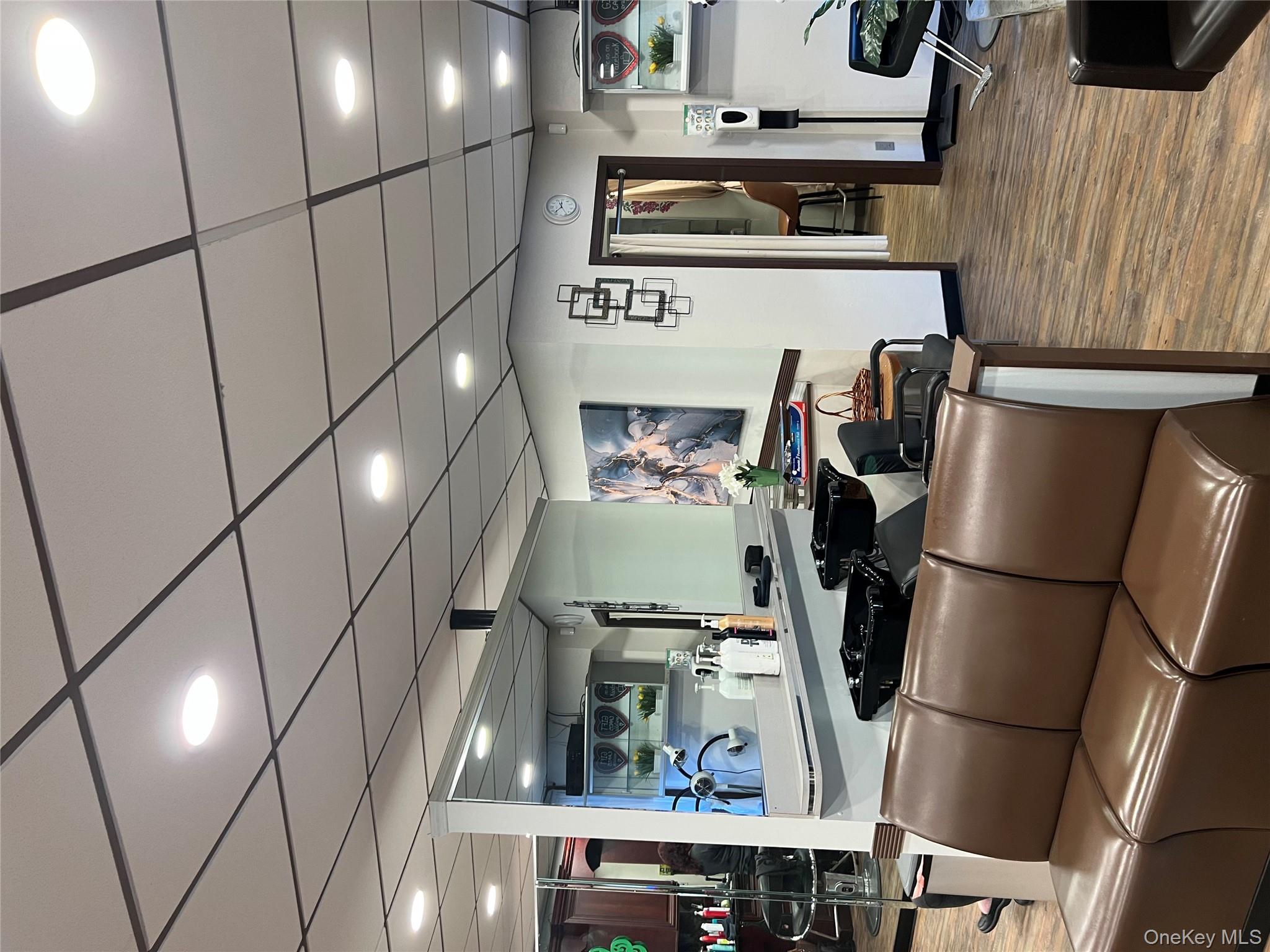 #8 photo, 45 E Main Street, サフォーク郡 Smithtown , NY 11787