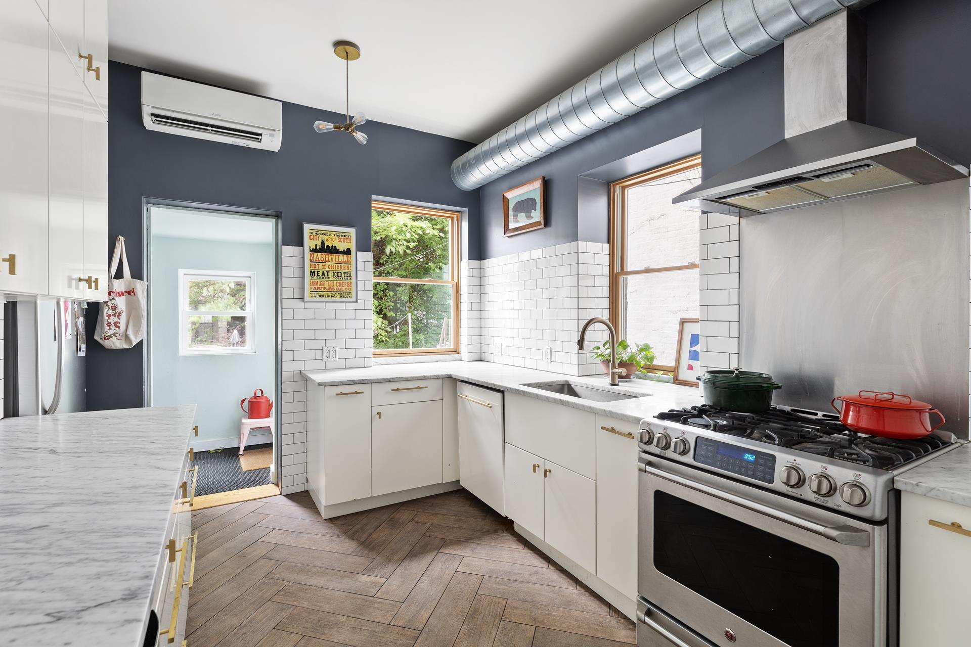 #3 photo, 28 STEPHENS Court, ブルックリン区 Ditmas Park , NY 11226