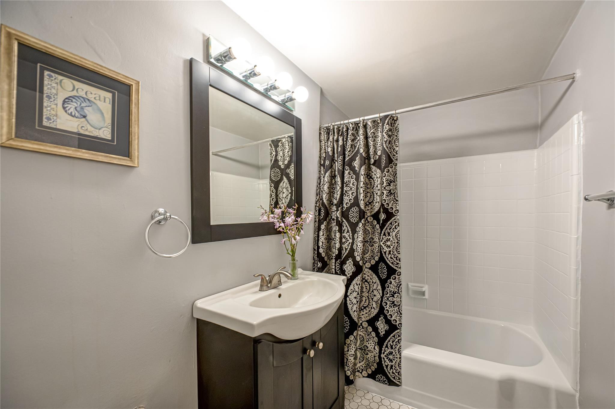 #12 photo, 120 Horton Highway, নাসাউ কাউন্টি Mineola , NY 11501