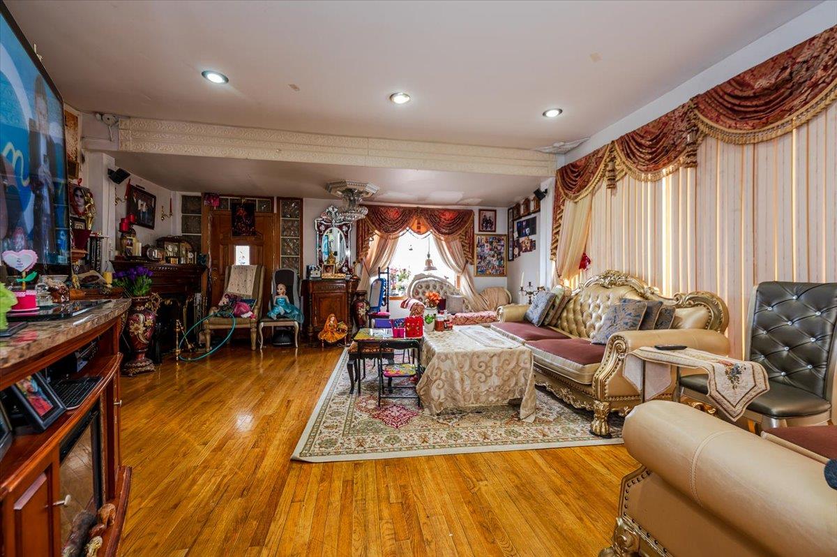 #2 photo, 9728 130th Street, クイーンズ区 Richmond Hill S. , NY 11419