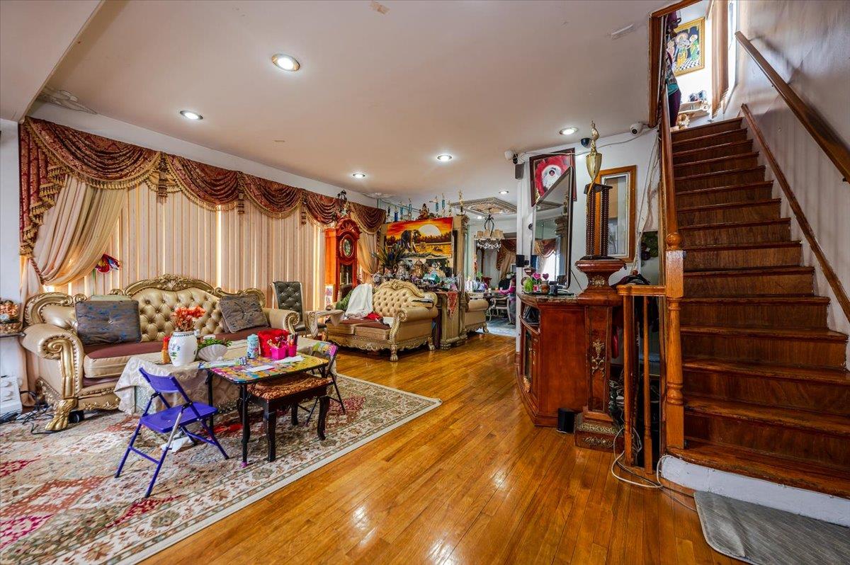 #4 photo, 9728 130th Street, クイーンズ区 Richmond Hill S. , NY 11419