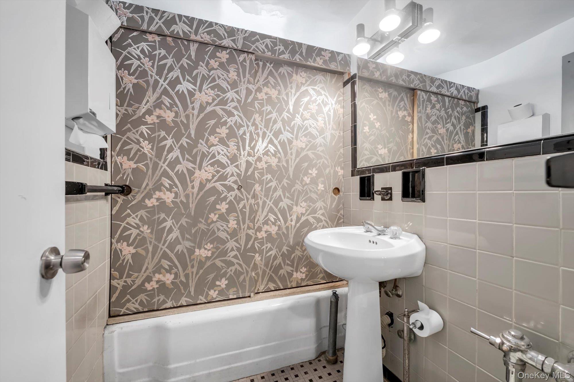 #14 photo, 69-40 Yellowstone Blvd, Forest Hills , NY 11375