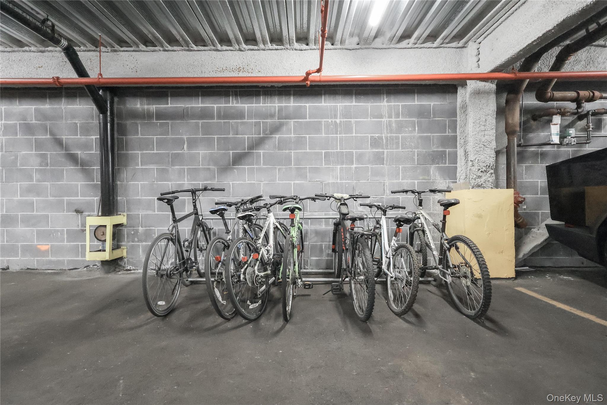 #12 photo, 11-24 31st Avenue, クイーンズ区 Astoria , NY 11106