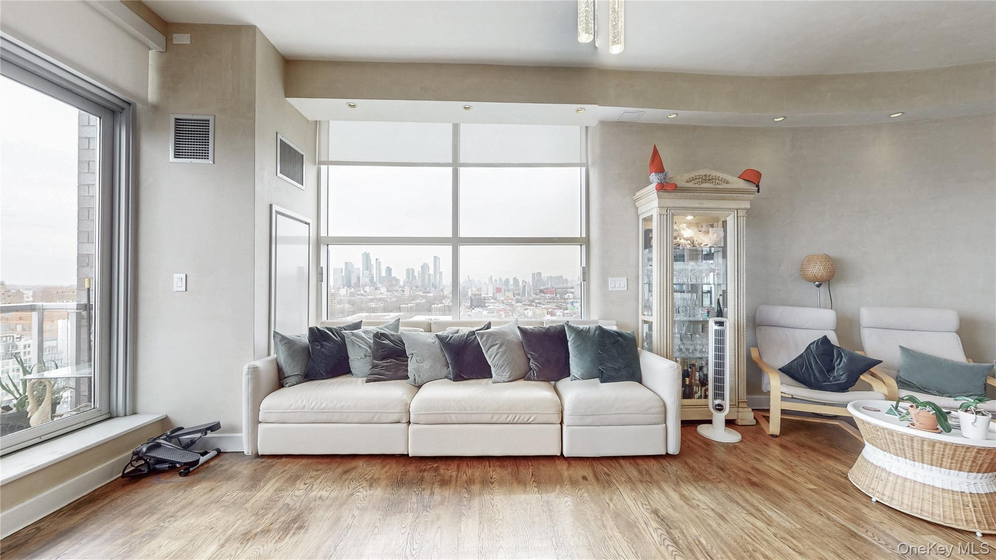 #18 photo, 11-24 31st Avenue, クイーンズ区 Astoria , NY 11106