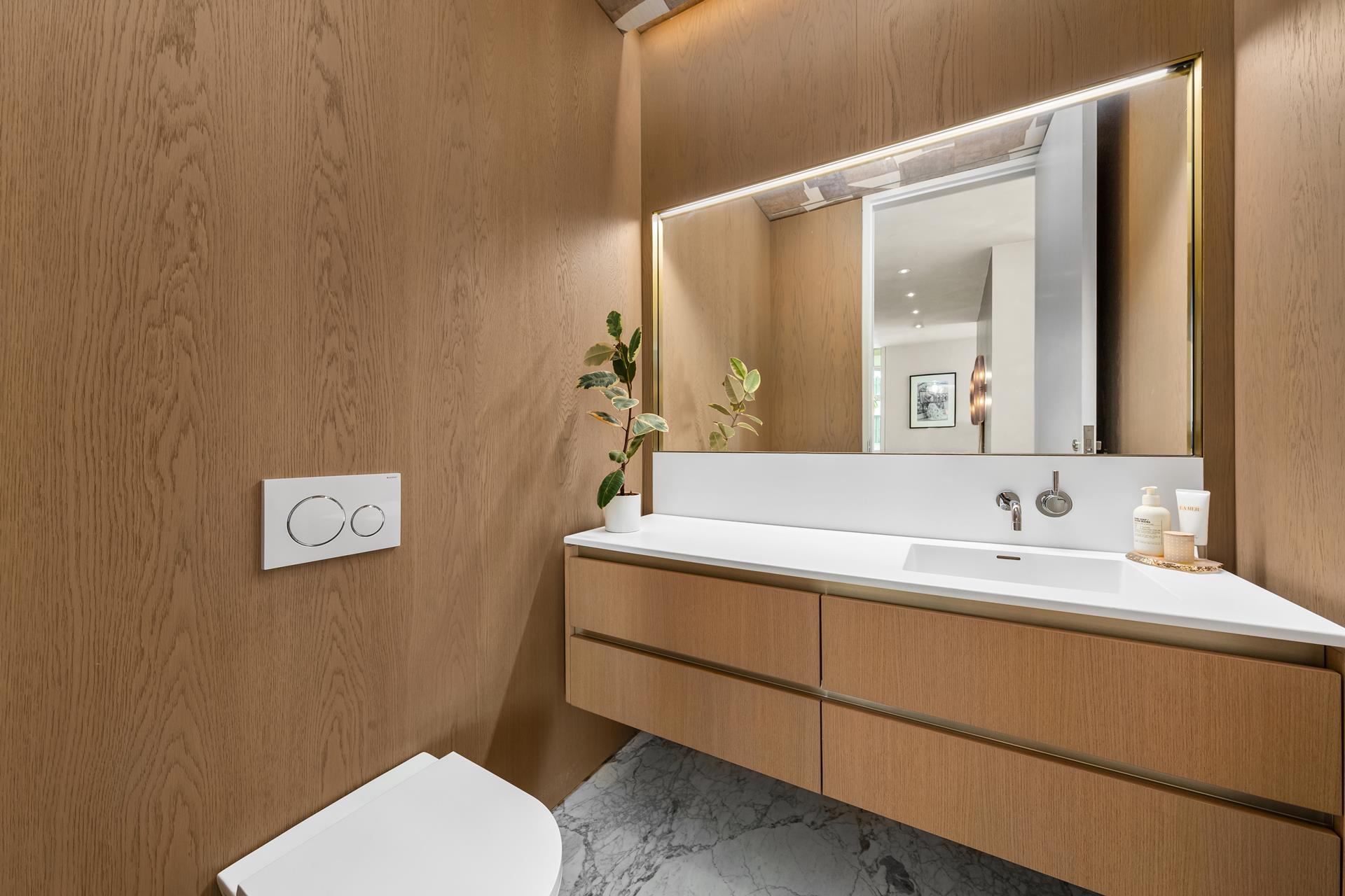 #11 photo, 80 E 10TH Street, マンハッタン East Village , NY 10003