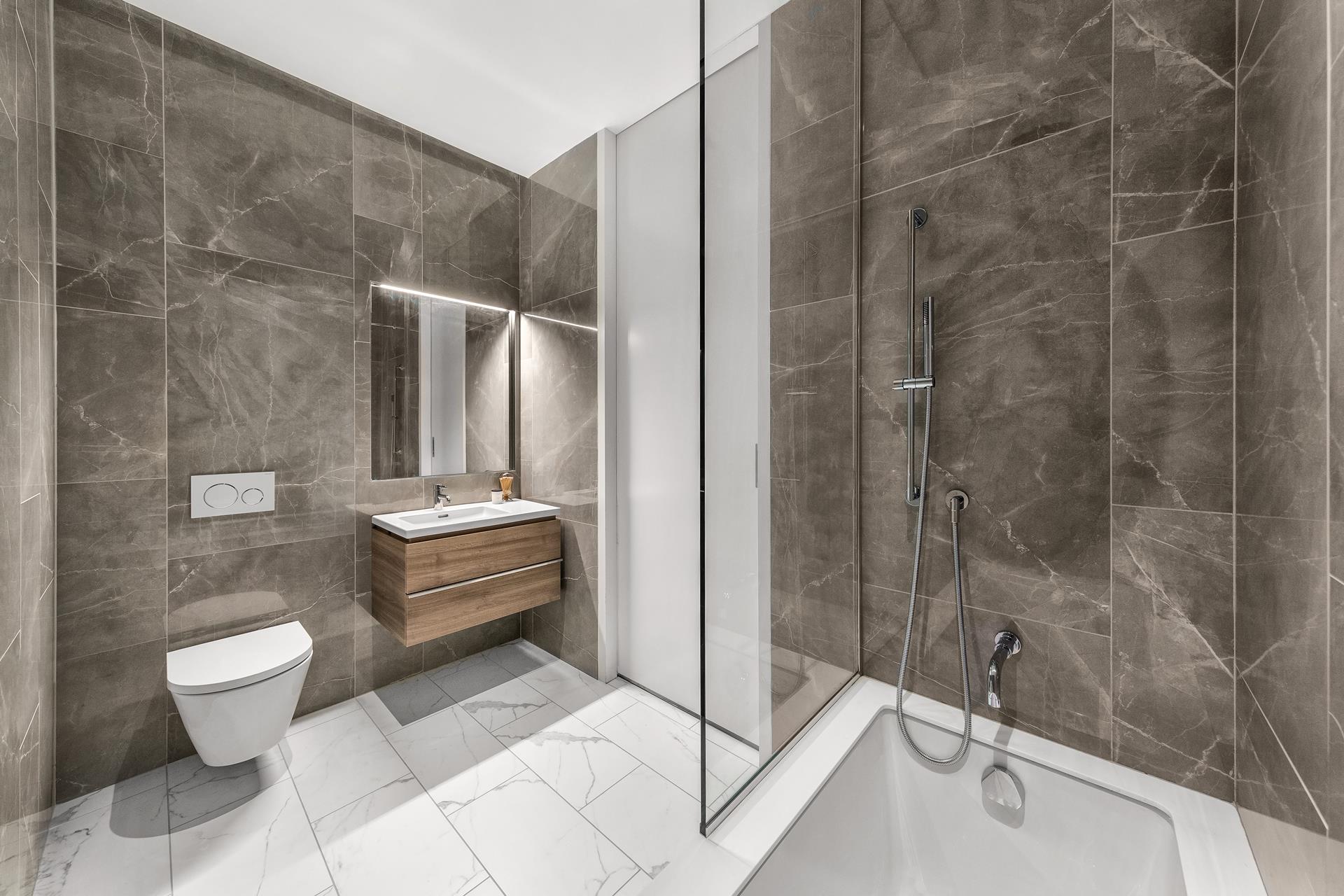 #9 photo, 80 E 10TH Street, マンハッタン East Village , NY 10003