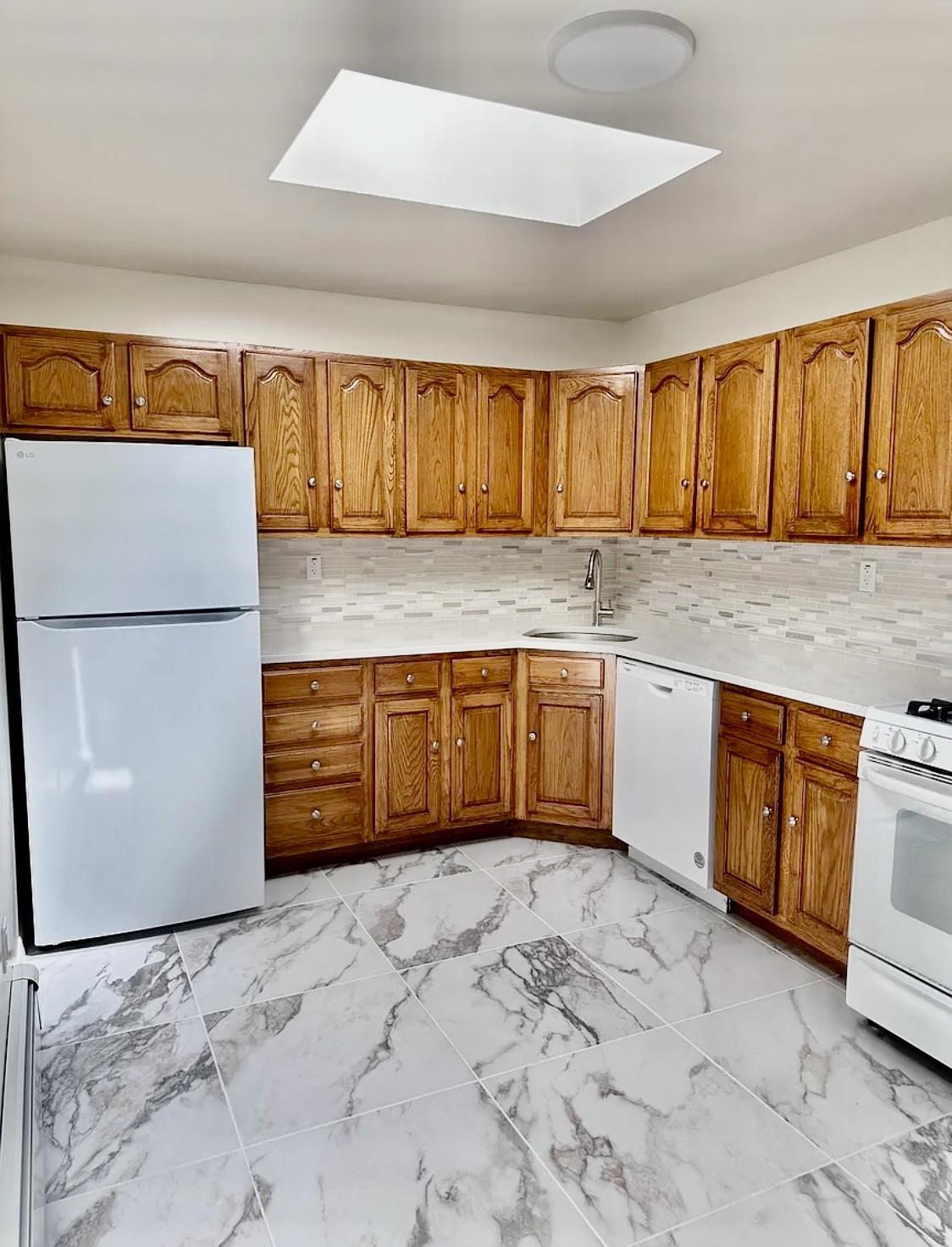 #2 photo, 338 Balcom Avenue, ブロンクス区 Bronx , NY 10465