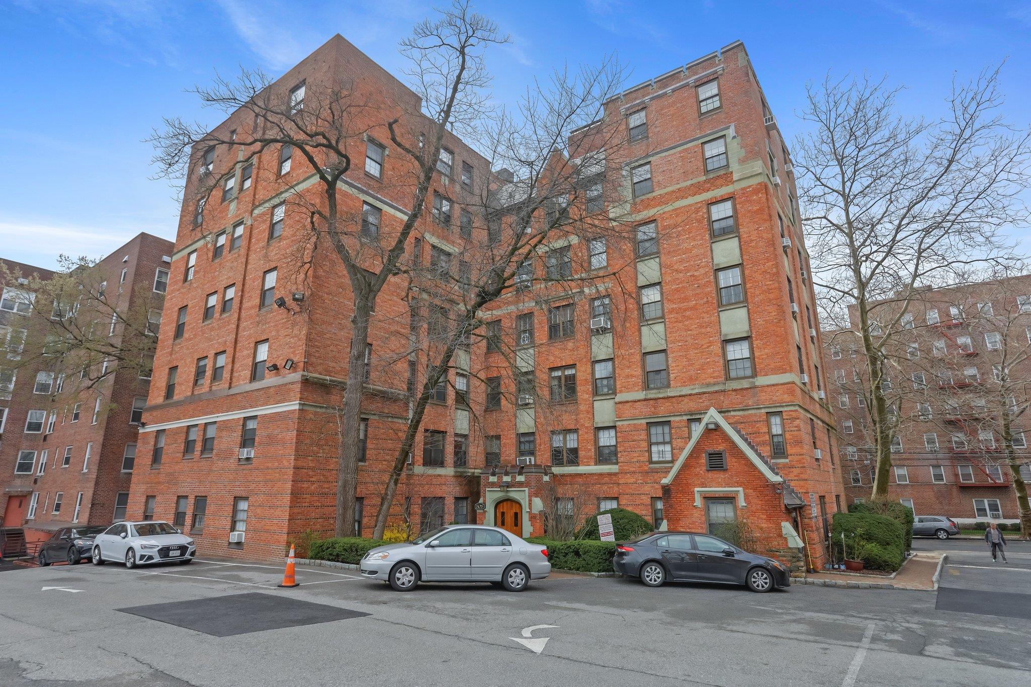 #14 photo, 808 Bronx River, Bronxville , NY 10708