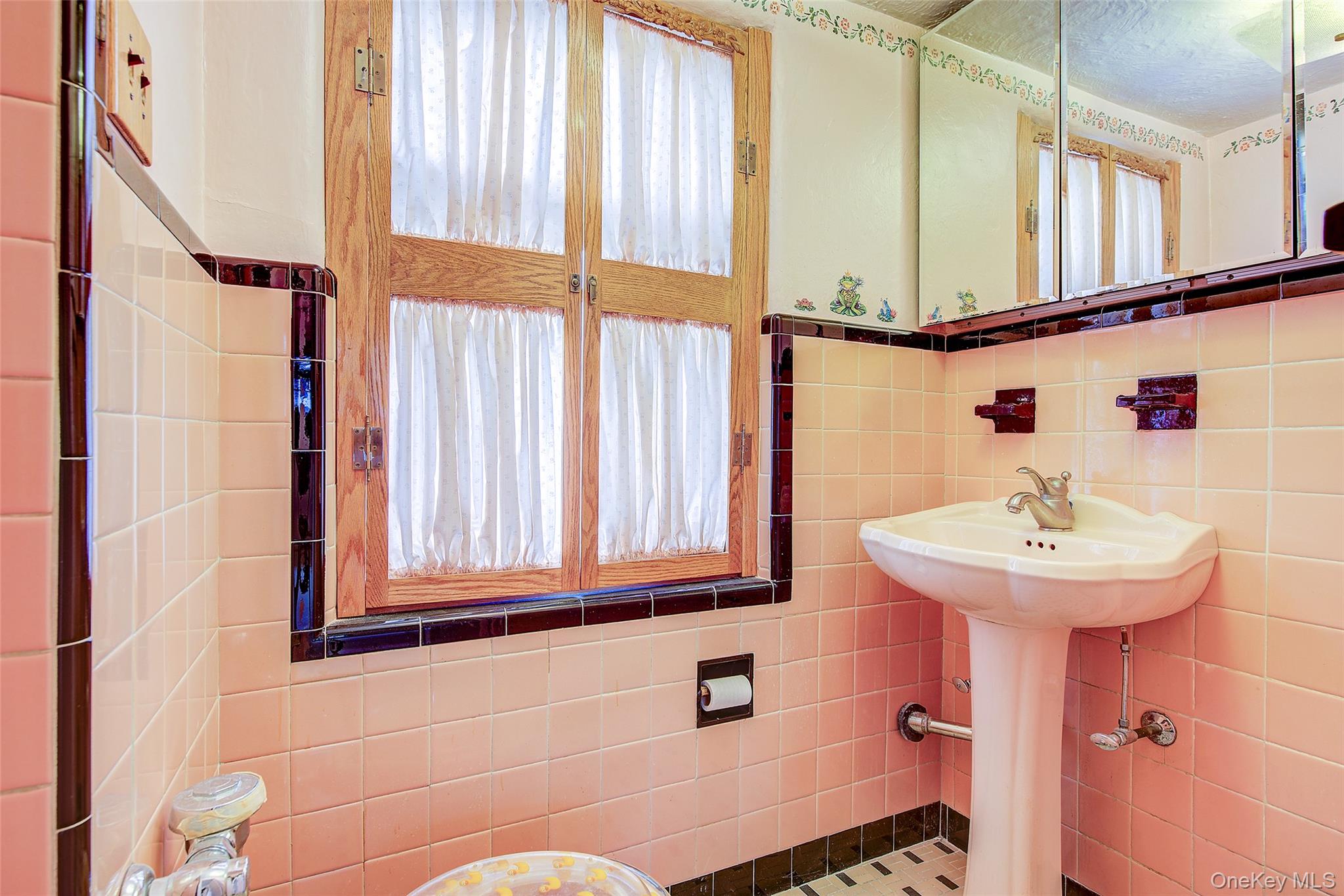 #13 photo, 61-20 214 Street, Bayside , NY 11364