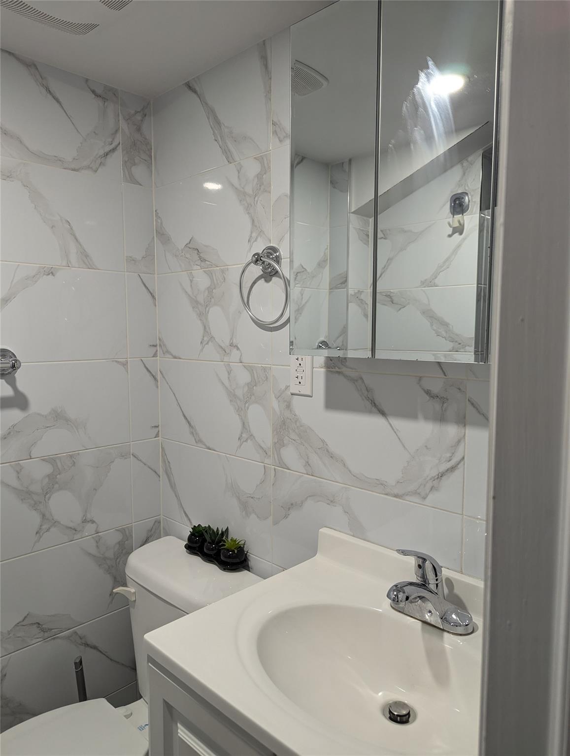 #15 photo, 86-15 BRITTON Ave, クイーンズ区 Elmhurst , NY 11373