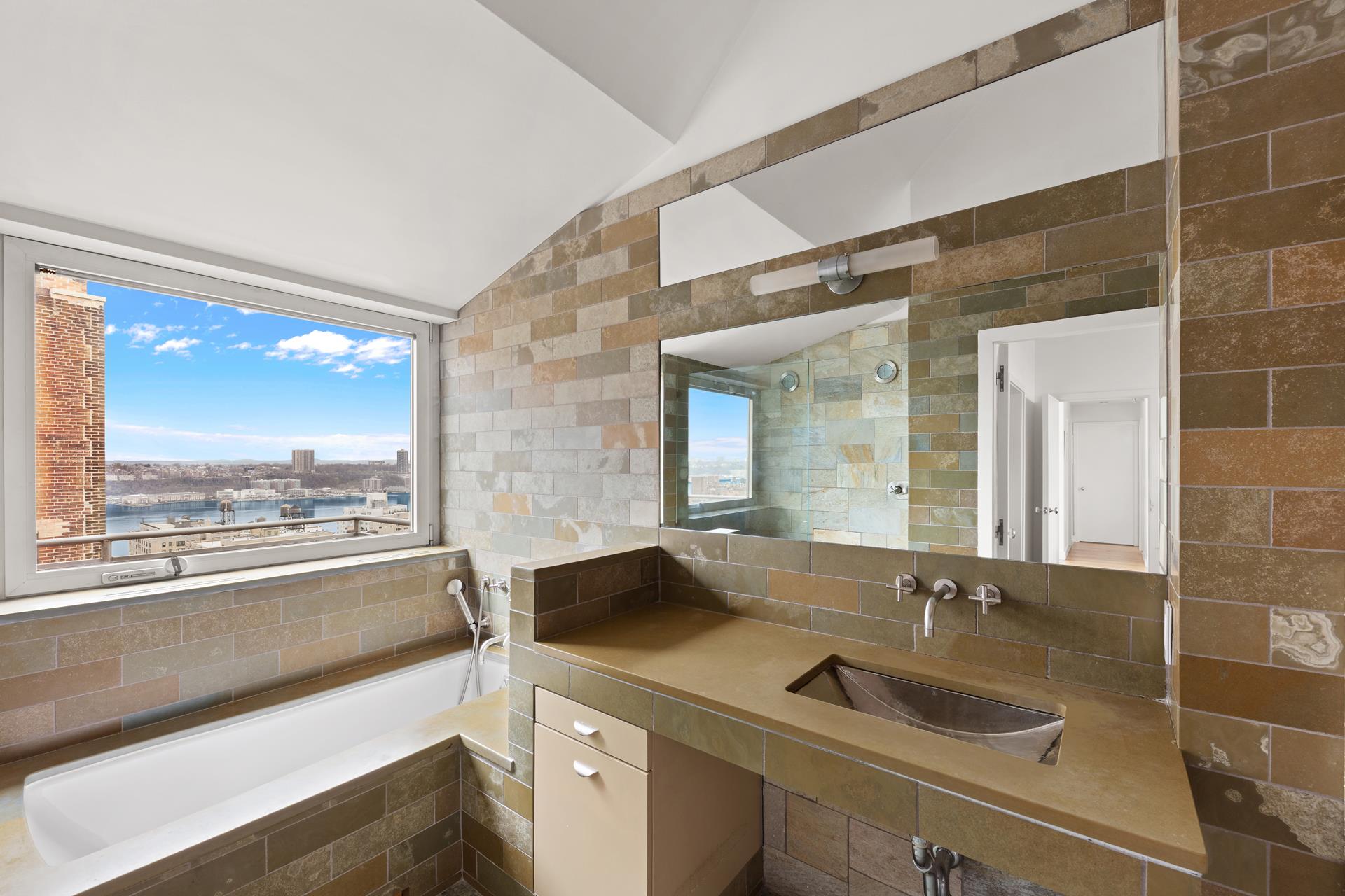 #21 photo, 2166 BROADWAY, マンハッタン Upper West Side , NY 10024