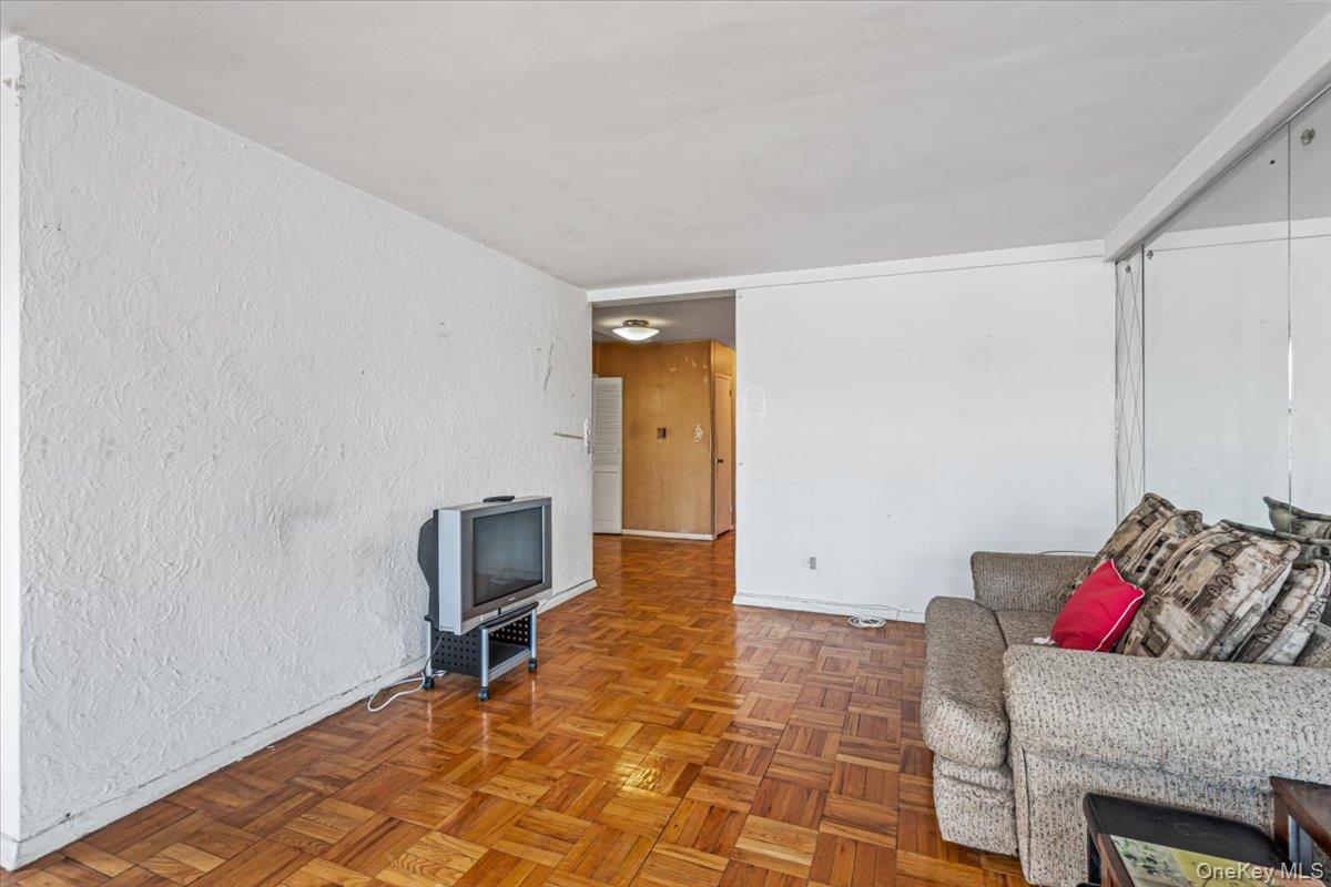 #9 photo, 90-59 56th Avenue, クイーンズ区 Elmhurst , NY 11373