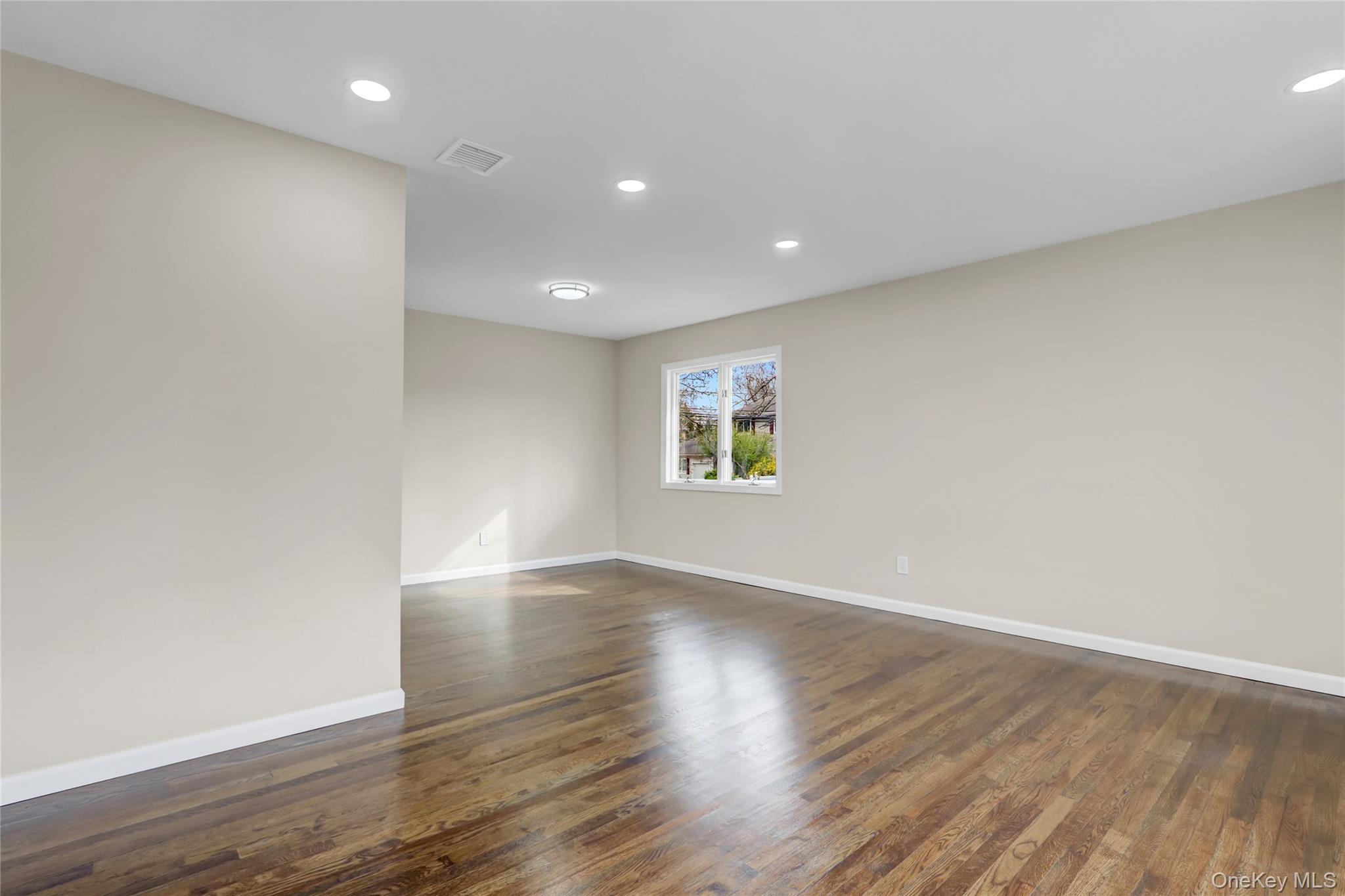 #4 photo, 1580 Little Whaleneck Road, Merrick , NY 11566