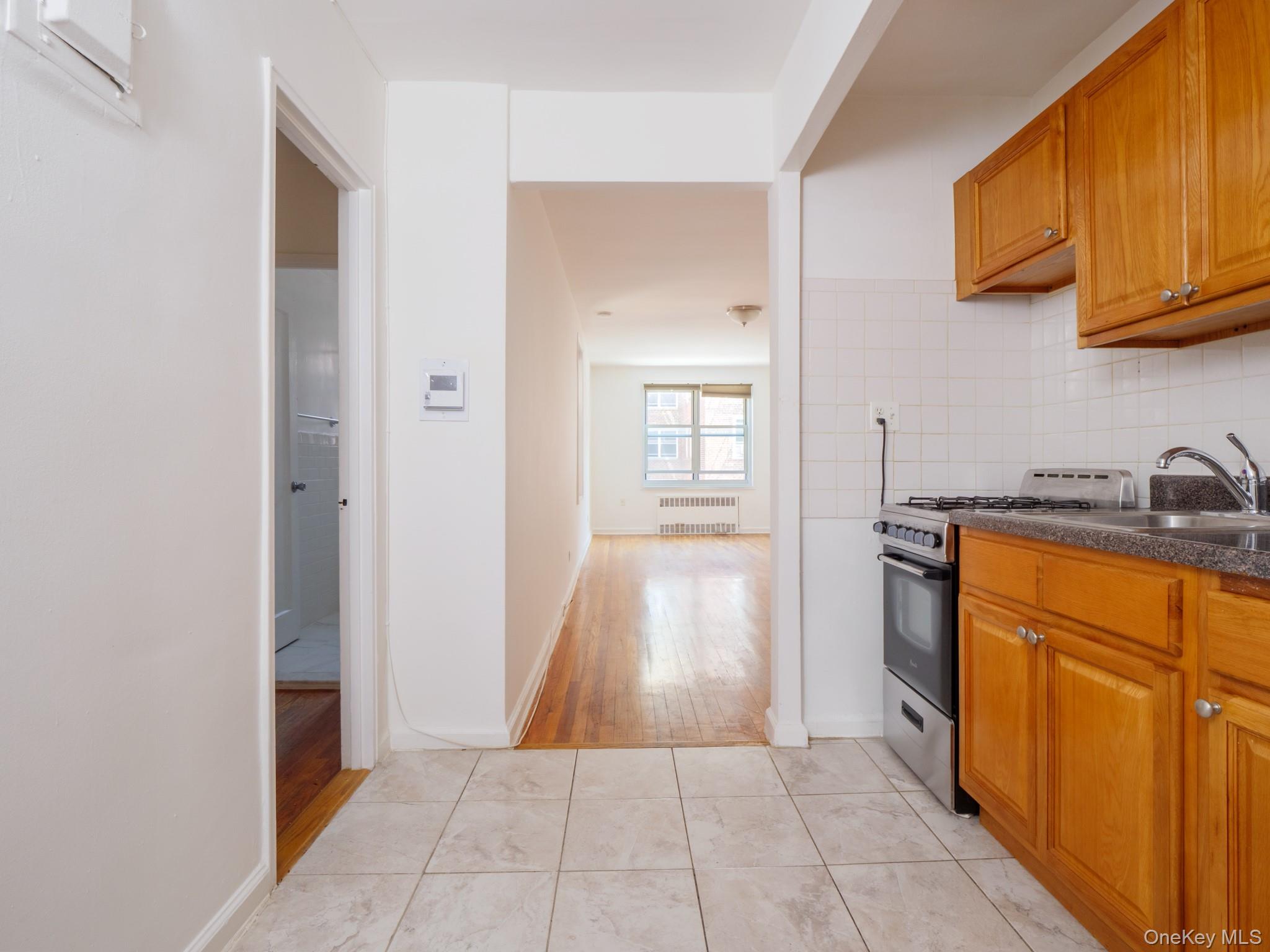 #5 photo, 34-15 74th Street, クイーンズ区 Jackson Heights , NY 11372